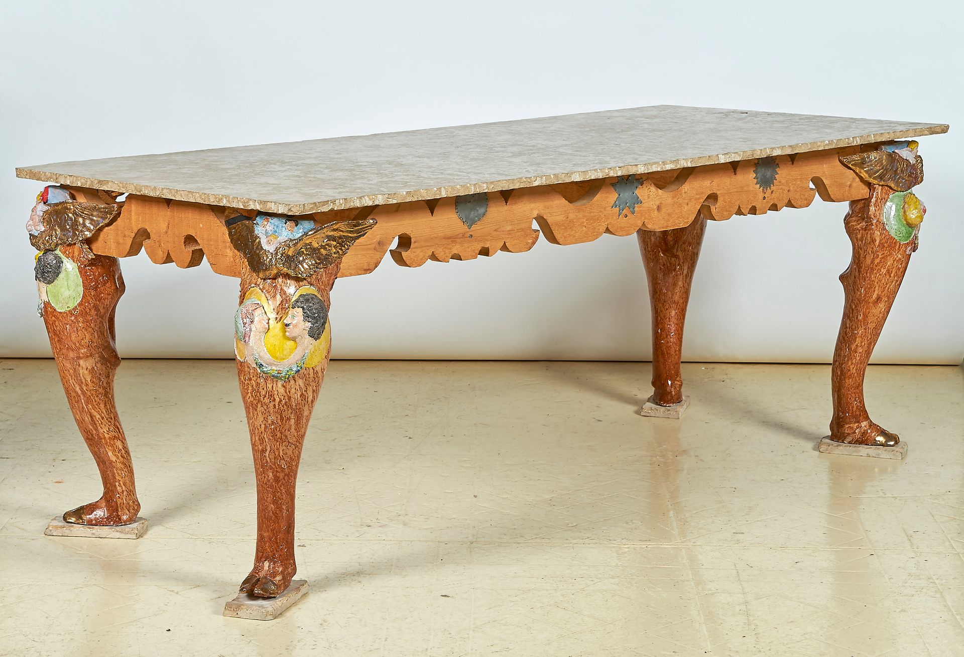 Null Jean-Marie SOLLER (1947-1996): 木制桌子，上面有星星、月亮、房子和符号的锡钉装饰，放在四条多色和金色的陶瓷腿上，下面是夫&hellip;