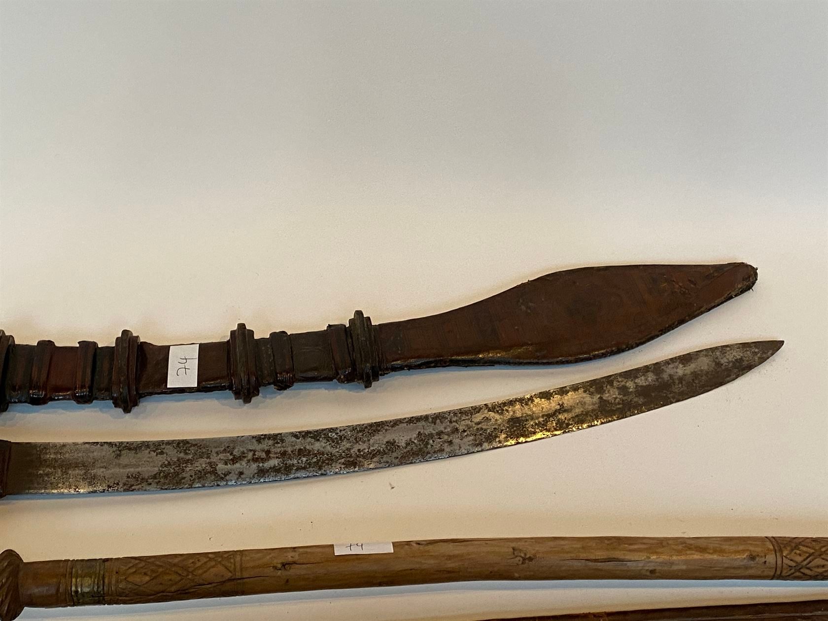 Null LOT comprenant une épée et un sabre en métal et cuir, Art Touareg, on y joi&hellip;
