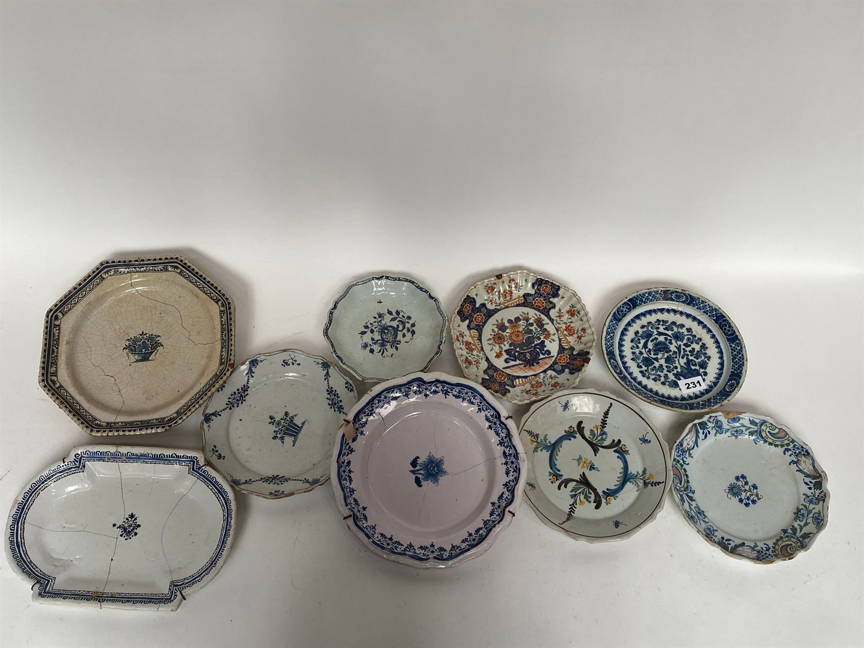 Null 一组2个盘子和7个碟子的陶器，装饰有蓝色的单色和多色的花草亮点（事故和缺失）。18和19世纪。最重要的直径为30厘米。