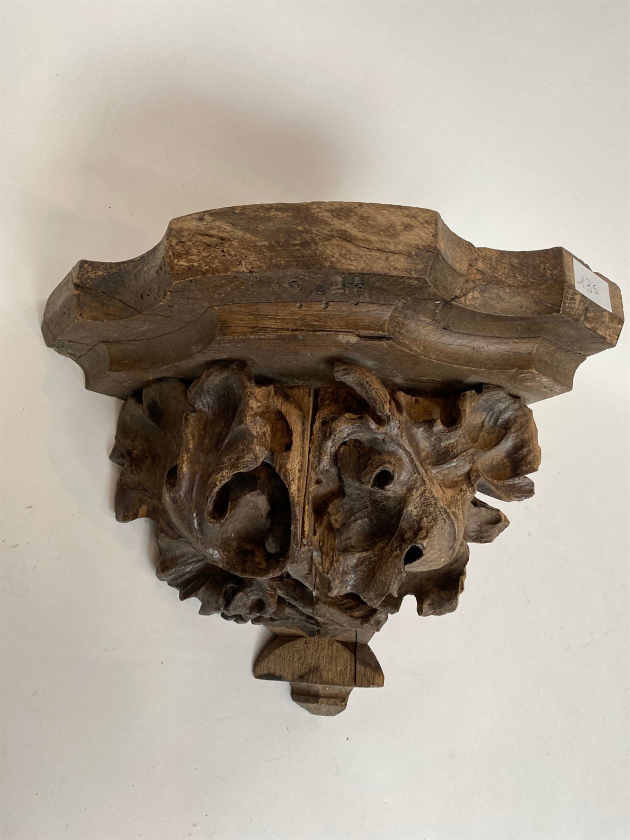 Null 一个多色雕刻的木制壁炉，上面装饰着一个大的刺桐叶。19世纪。高37厘米。长40厘米。深度37厘米。