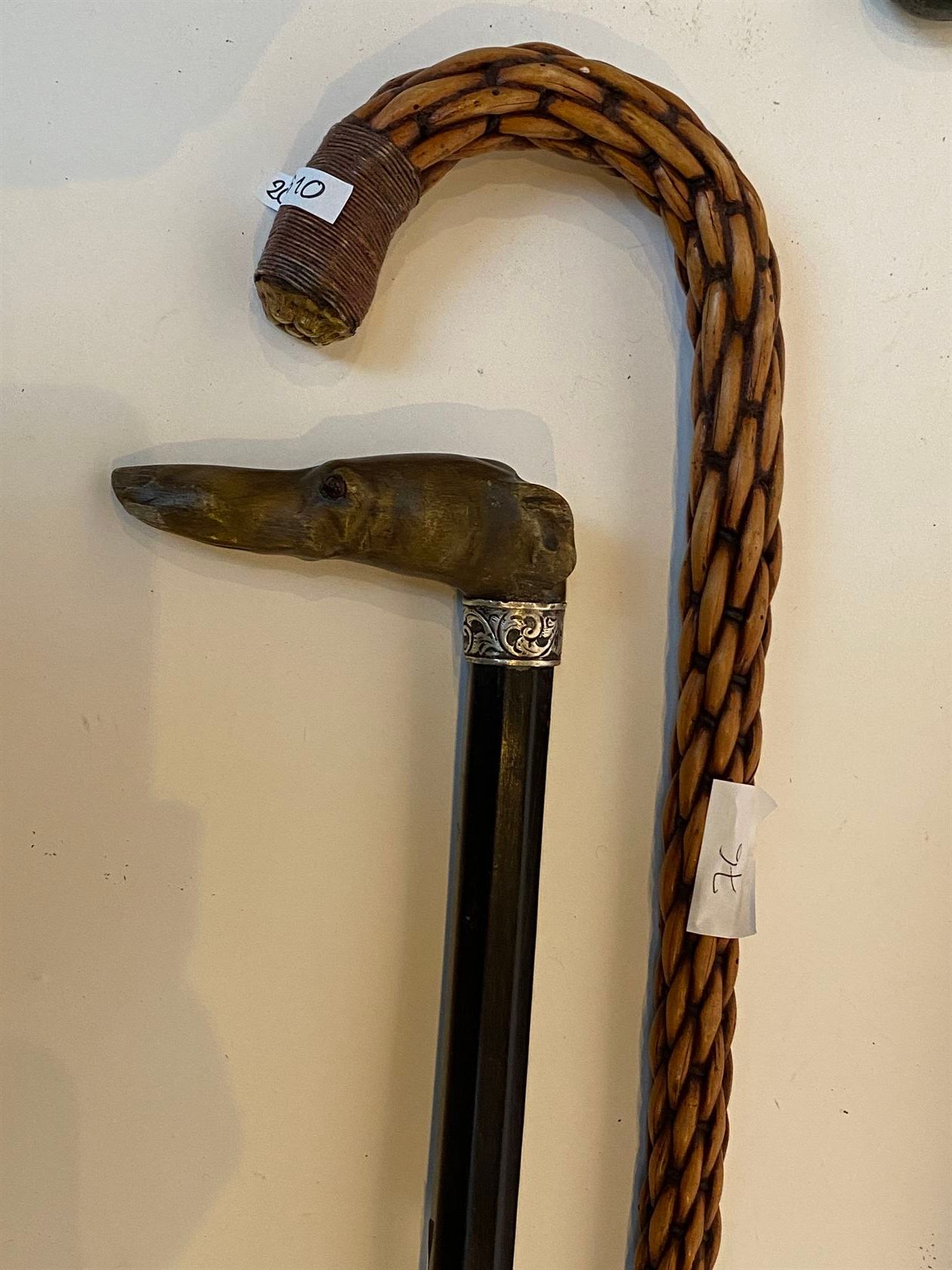 Null 
两根手杖，一根是红木的，边上有银环和灰狗头角的切割装饰，眼睛是玻璃的，另一根是柳条编织的。约1900年。长度为88厘米。