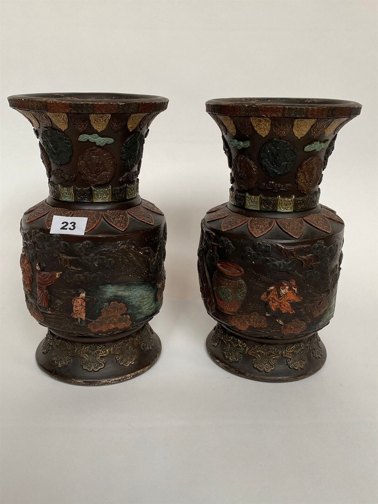 Null PAIRE DE VASES en terre cuite patinée polychrome à décor d’appliques, de mé&hellip;