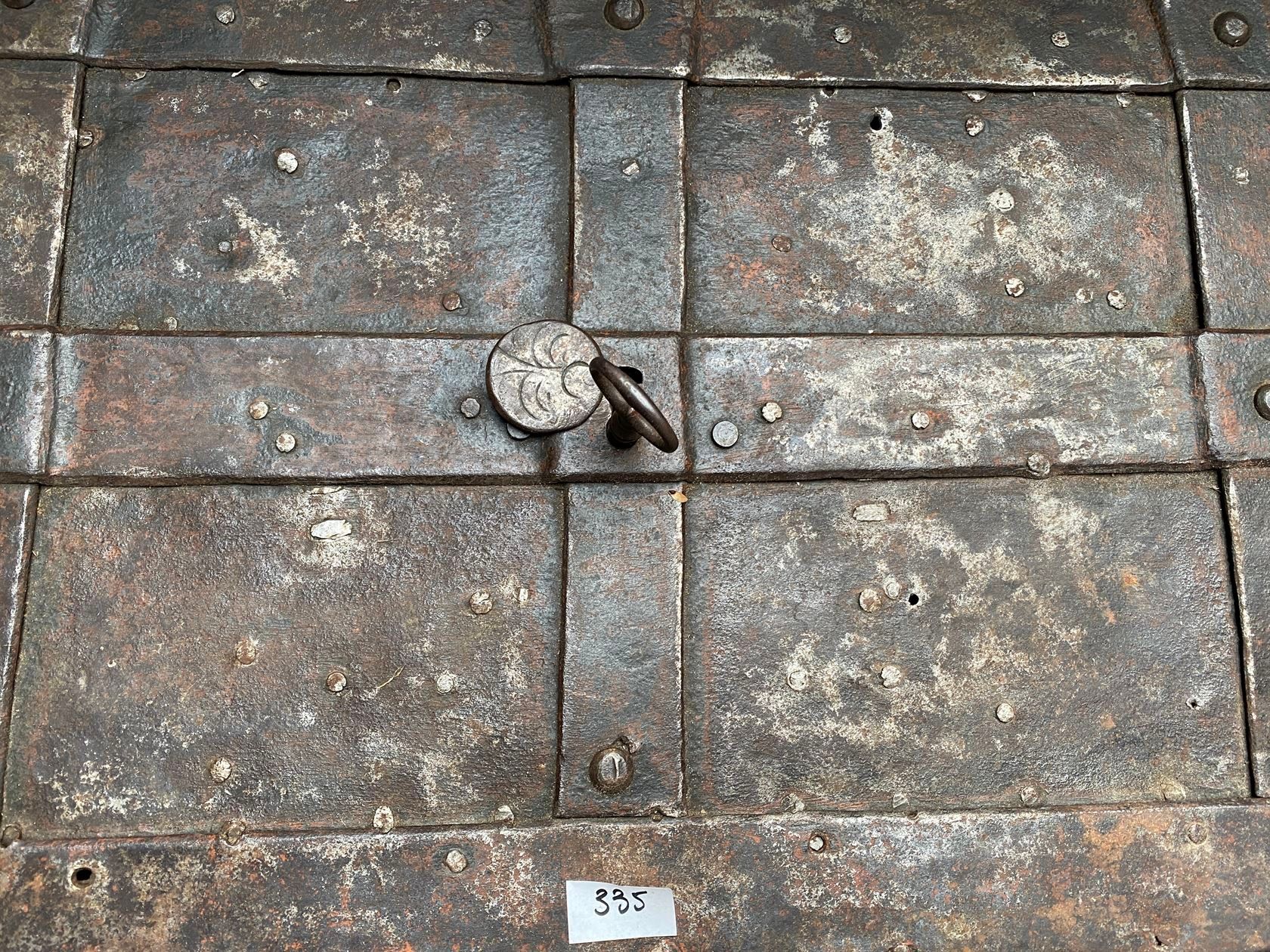 Null 一个 "纽伦堡 "抽屉柜，正面装饰有一个带模拟锁的镂空板，上面有其秘密锁的钥匙，内部的镂空板有卷轴图案，有两个侧把手。德国，17世纪末至18世纪初。高&hellip;