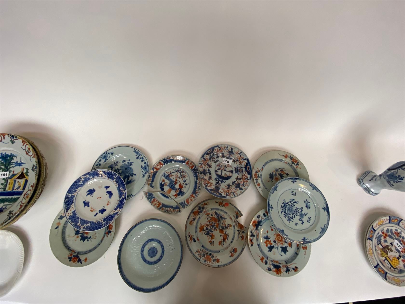 Null 一组10个出口瓷盘，有伊万里和蓝色的装饰（事故和缺件）。中国，18世纪。直径22,4厘米。