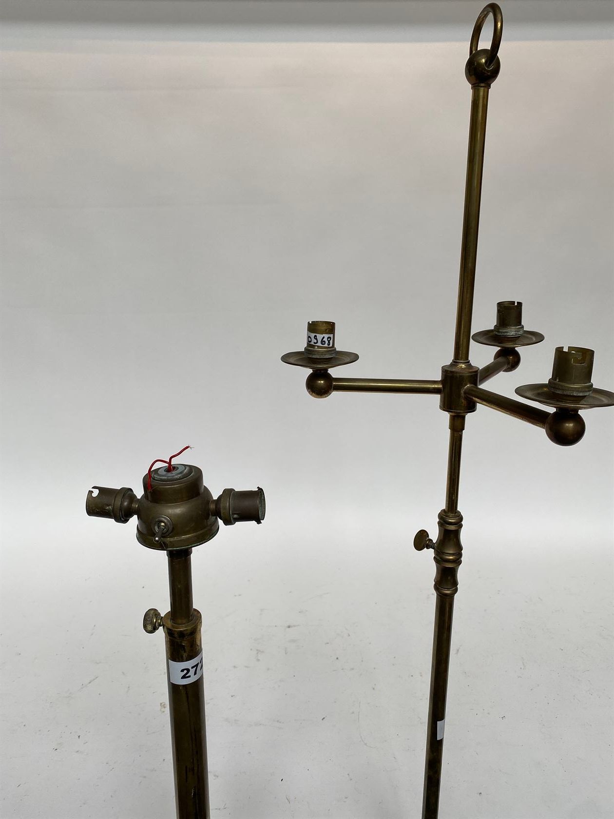 Null 两个铜制灯架，一个是放在三个狮爪上的伸缩式灯架，另一个也是放在有三个灯臂的球体上的伸缩式灯架。法国，20世纪初。 身高130和160厘米。