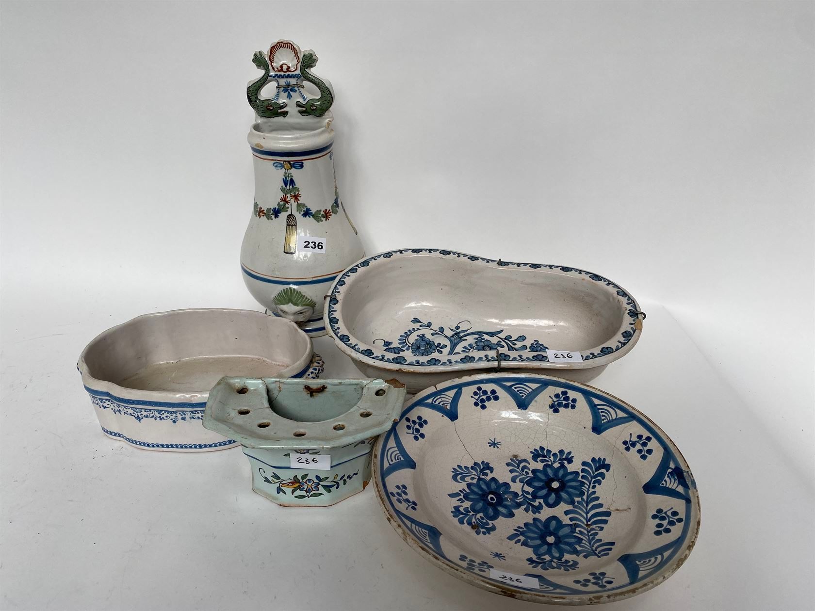 Null 拍卖品包括一个多色陶制喷泉，一个脸盆，一个坐浴盆，一个盘子和一个花束（一些事故和丢失的部分）。18和19世纪。盘子的直径为30.5厘米。