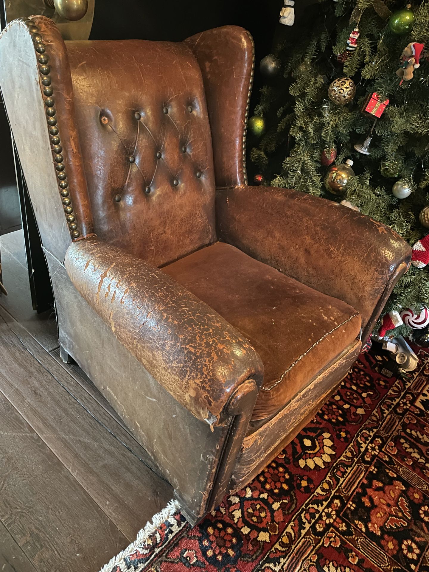 Null 俱乐部风格的皮革牧羊人椅，椅背上有两排钉子，天鹅绒座椅面料（磨损，裂纹，一个垫子丢失）。约1920年。 靠背的高度为93厘米。带扶手的宽度为87厘米。