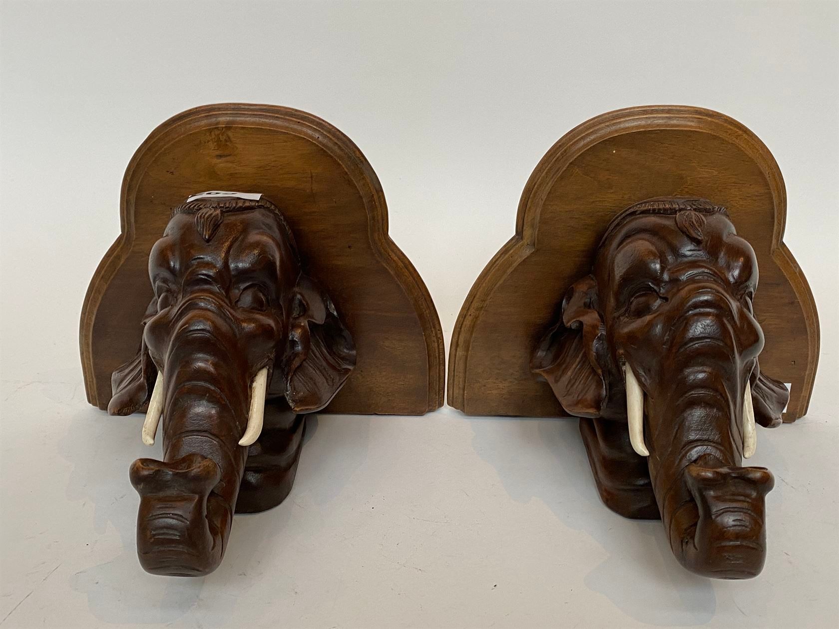 Null 一对胡桃木雕刻的墙托，形状为大象头，象牙为骨质。19世纪末的作品。高22厘米。深度：20厘米。