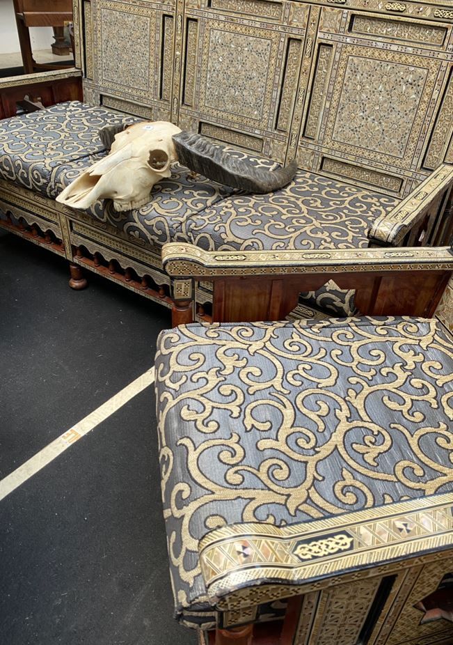 Null 重要的叙利亚风格的东方沙龙，木质的骨质，珍珠母和彩色木质镶嵌，包括一个小的方形茶几（高50厘米，顶部54 x 54厘米），一套七张扶手椅，座椅覆盖着织&hellip;
