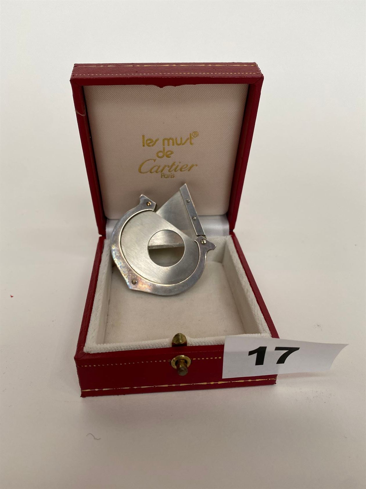Null 银质雪茄杯，螃蟹印章，由CARTIER制作，编号A15 156，装在其 "Les Must de Cartier "的盒子里。
