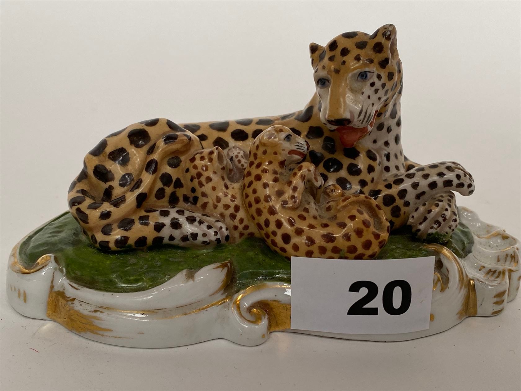 Null GROUPE en porcelaine polychrome représentant une femelle léopard et ses pet&hellip;