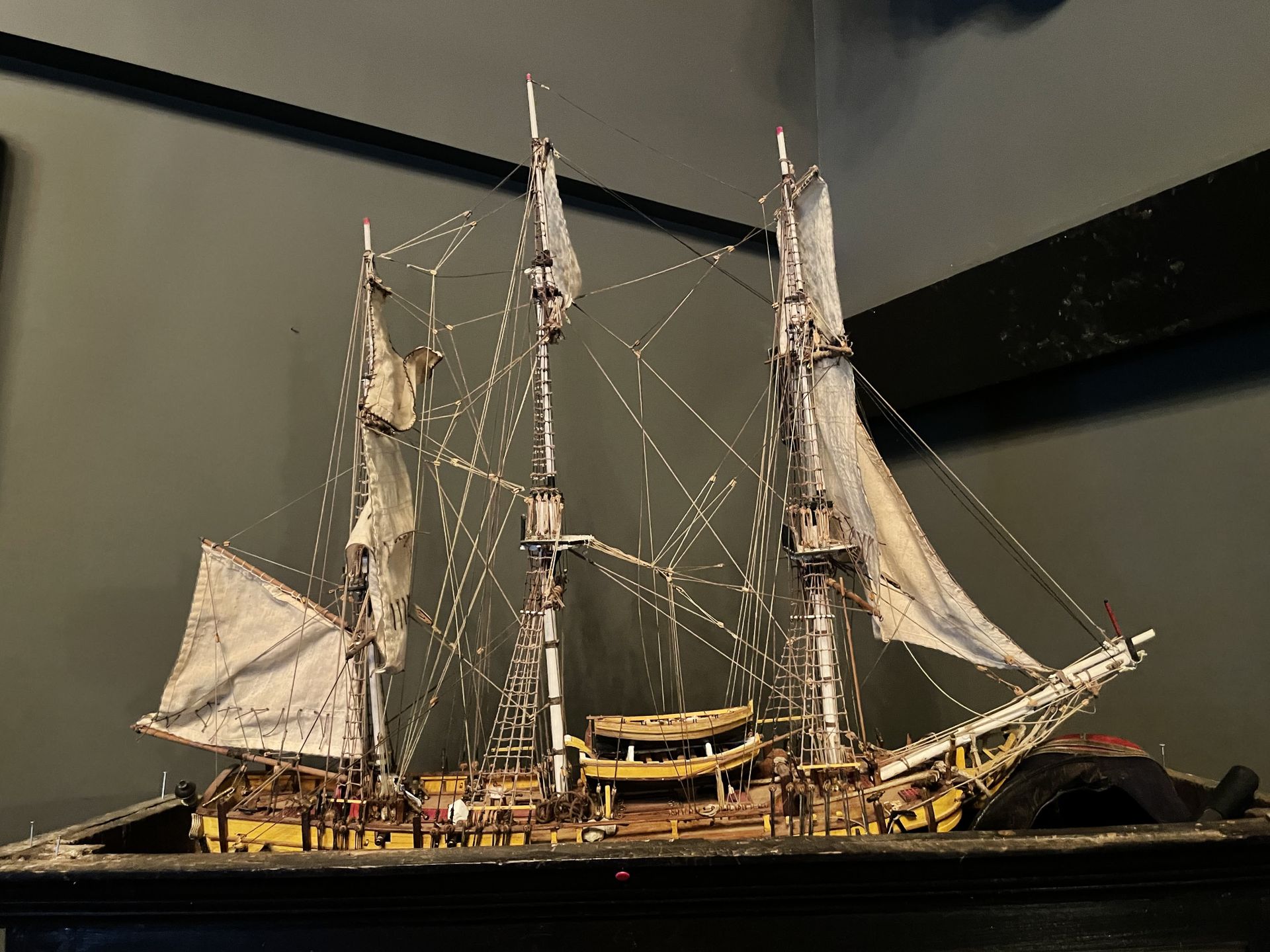Null 一艘用木头、金属和织物制成的三桅帆船的马奎特，船体被当作一个骨架。二十世纪初。高70厘米。长78厘米。