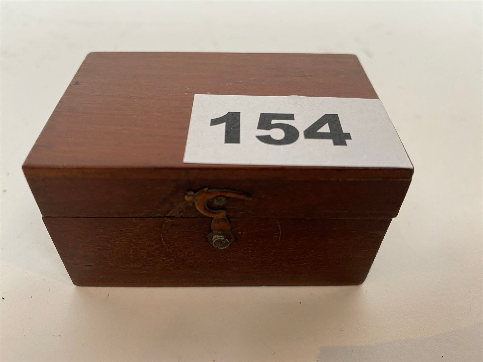 Null GAUDIN袖珍显微镜，在其桃花心木盒子里。19世纪晚期。高3,5厘米。长6,5厘米。深度4厘米。