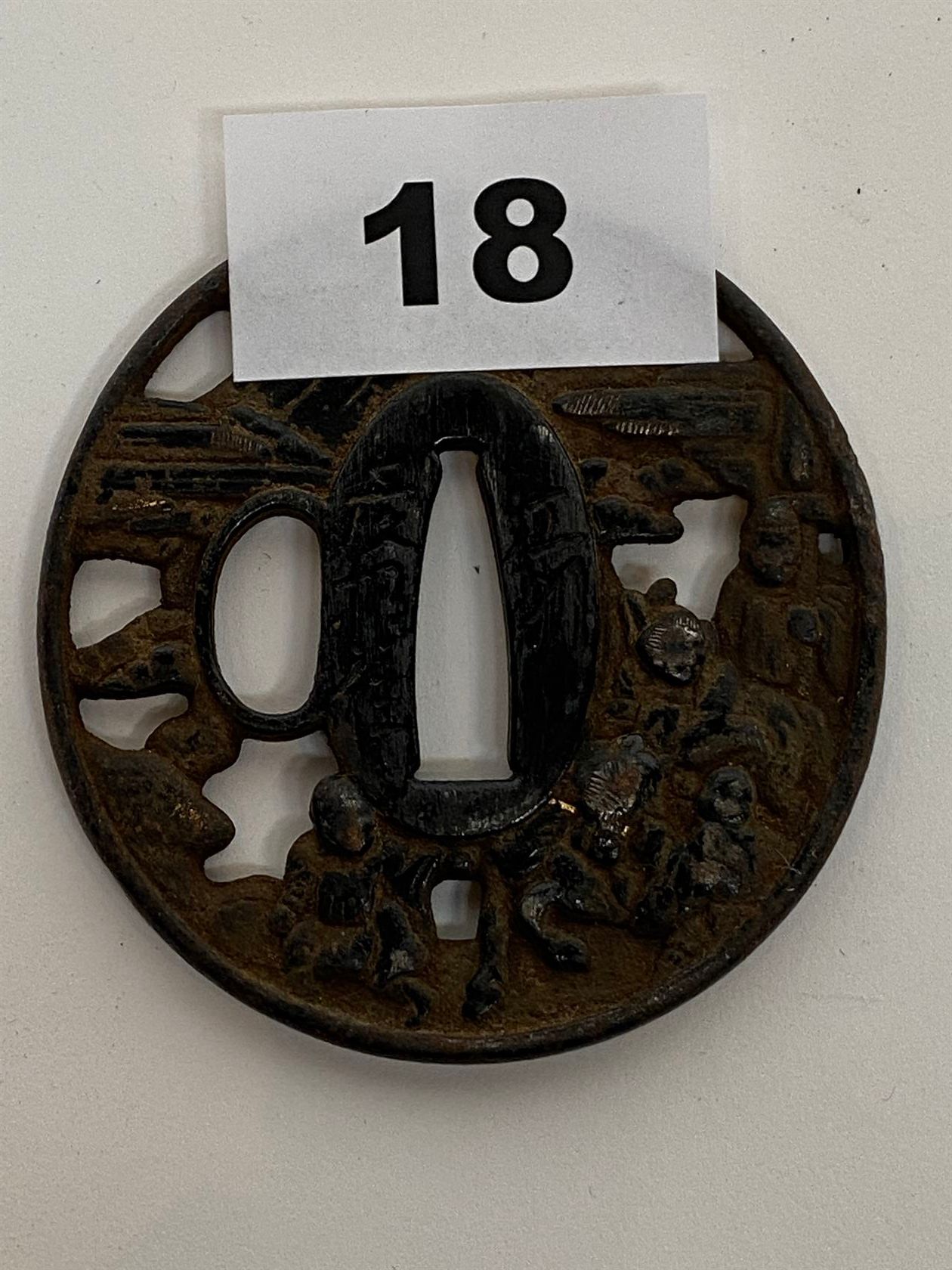 Null 铸铁制的TSUBA，装饰有书法、人物和自然学家的场景（美丽的铜锈）。日本，19世纪。直径6.6厘米。