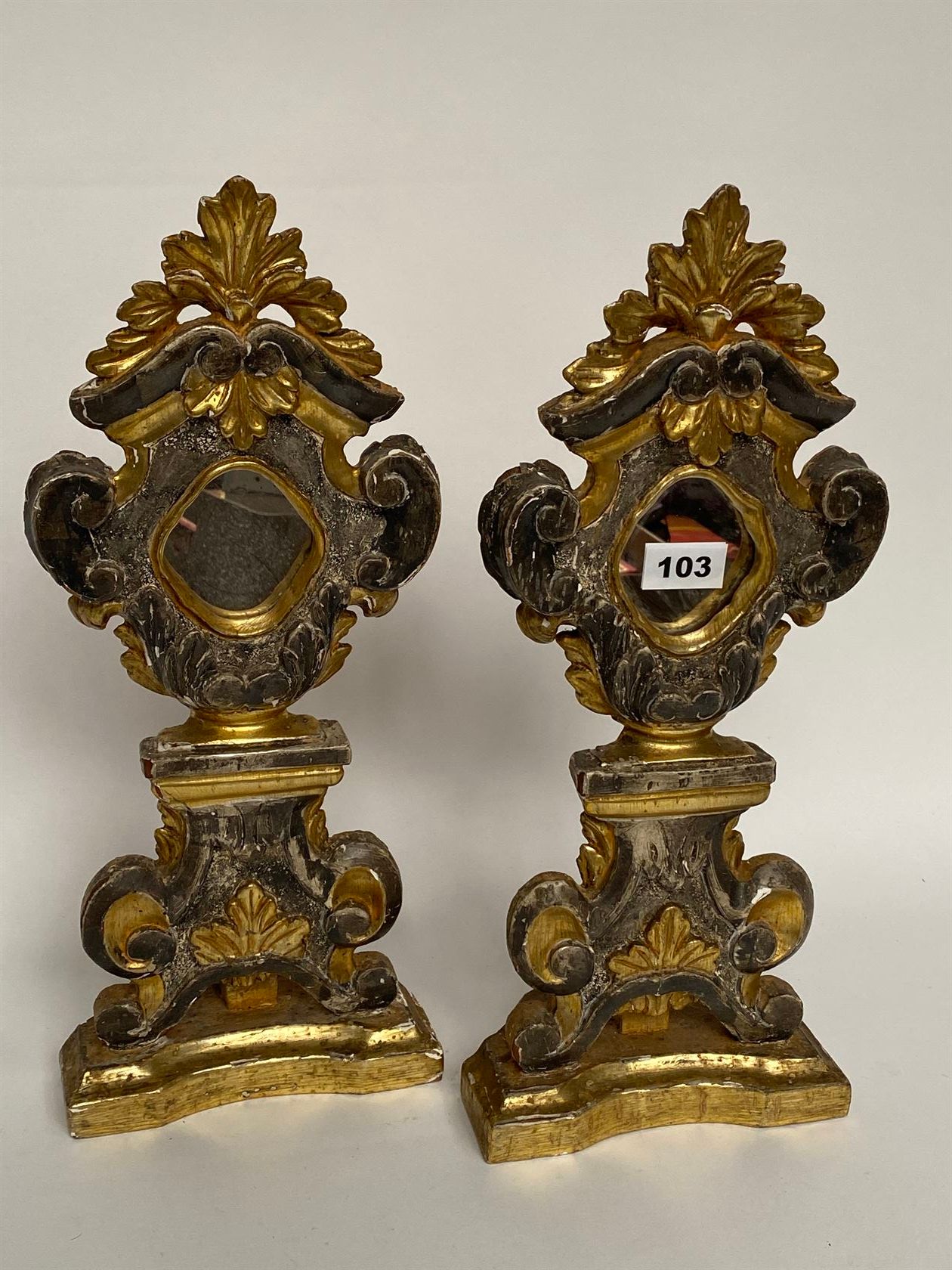 Null 
一对金色和银色的木制教堂徽章，装饰有叶子，中心装饰有一面镜子（镜子可能是一个灵位支架，有些轻微磨损）。18世纪。 高44厘米。