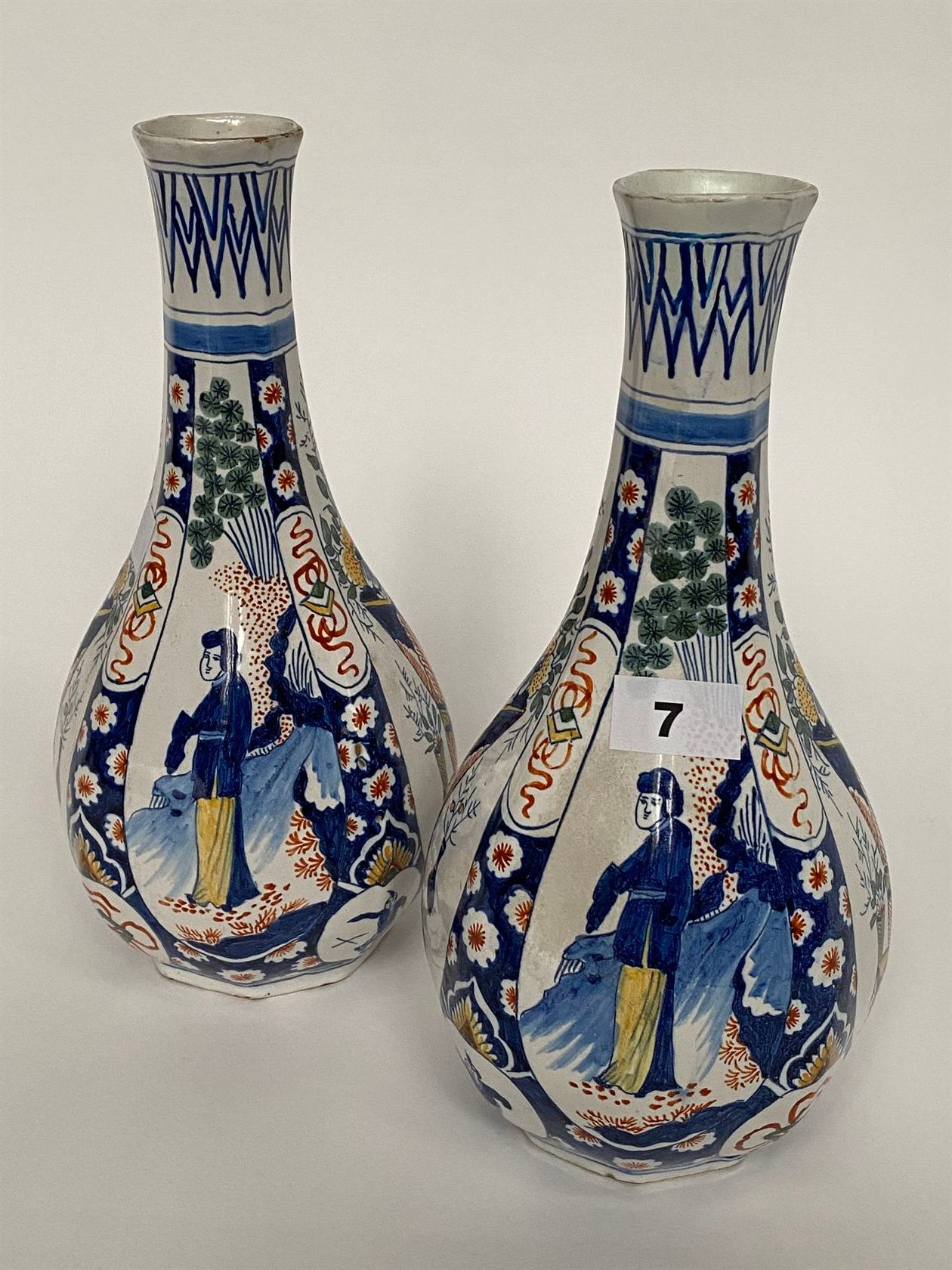 Null PAIRE DE BOUTEILLES en faïence polychrome à côtes, décorées dans des médail&hellip;