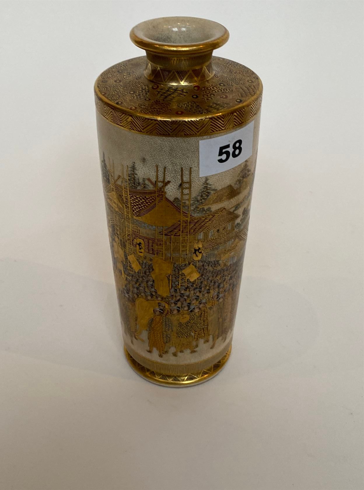 Null 瓷质炻器卷轴花瓶，多色和金色装饰的众多人物在一个欢快的城市，标记。日本，萨摩。大约1900年。高24厘米。