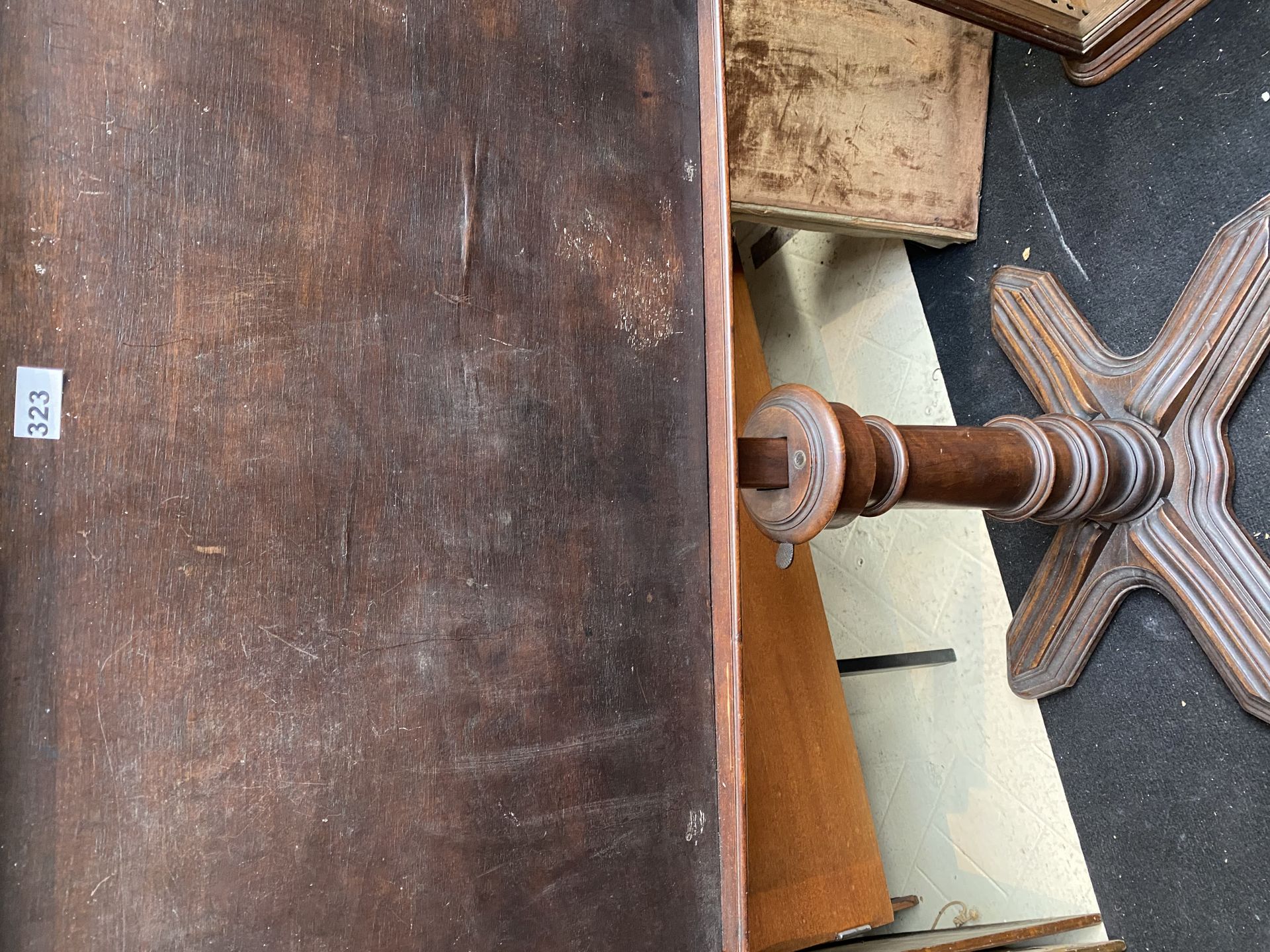 Null 桃花心木和桃花心木贴面的建筑师桌，放置在一个四角形的轴上，桌面可以旋转和伸缩。1900年左右工作。可拆卸，平均高度为100厘米。长89厘米。宽度为55&hellip;