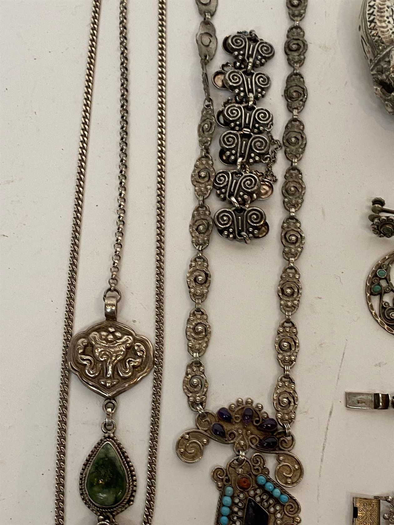 Null SET的民族珠宝，包括手镯，项链。附带了一个钟表和一块手表。一些银色的碎片。我们增加了一个中国的规模。