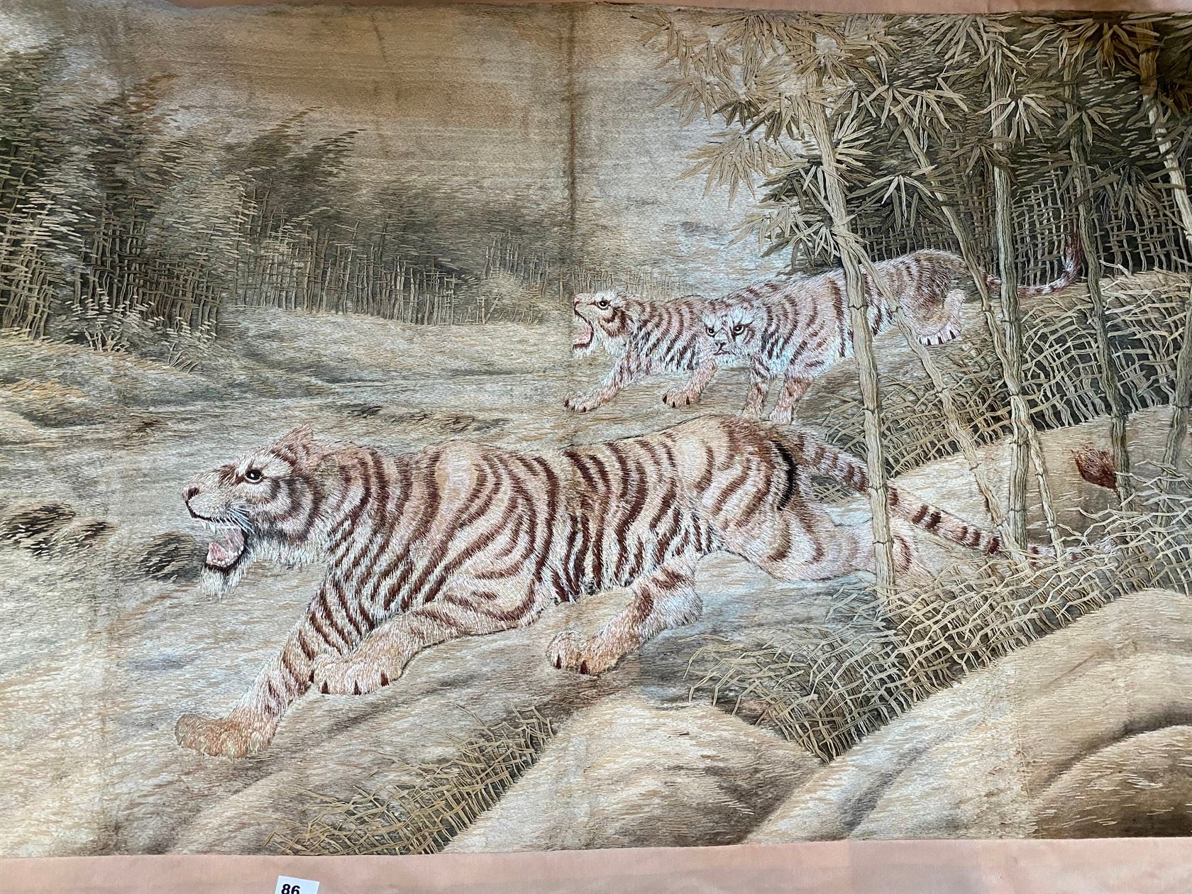 Null TAPISSERIE en soie brodée à décor de tigres sortant d’une bambouseraie, sig&hellip;
