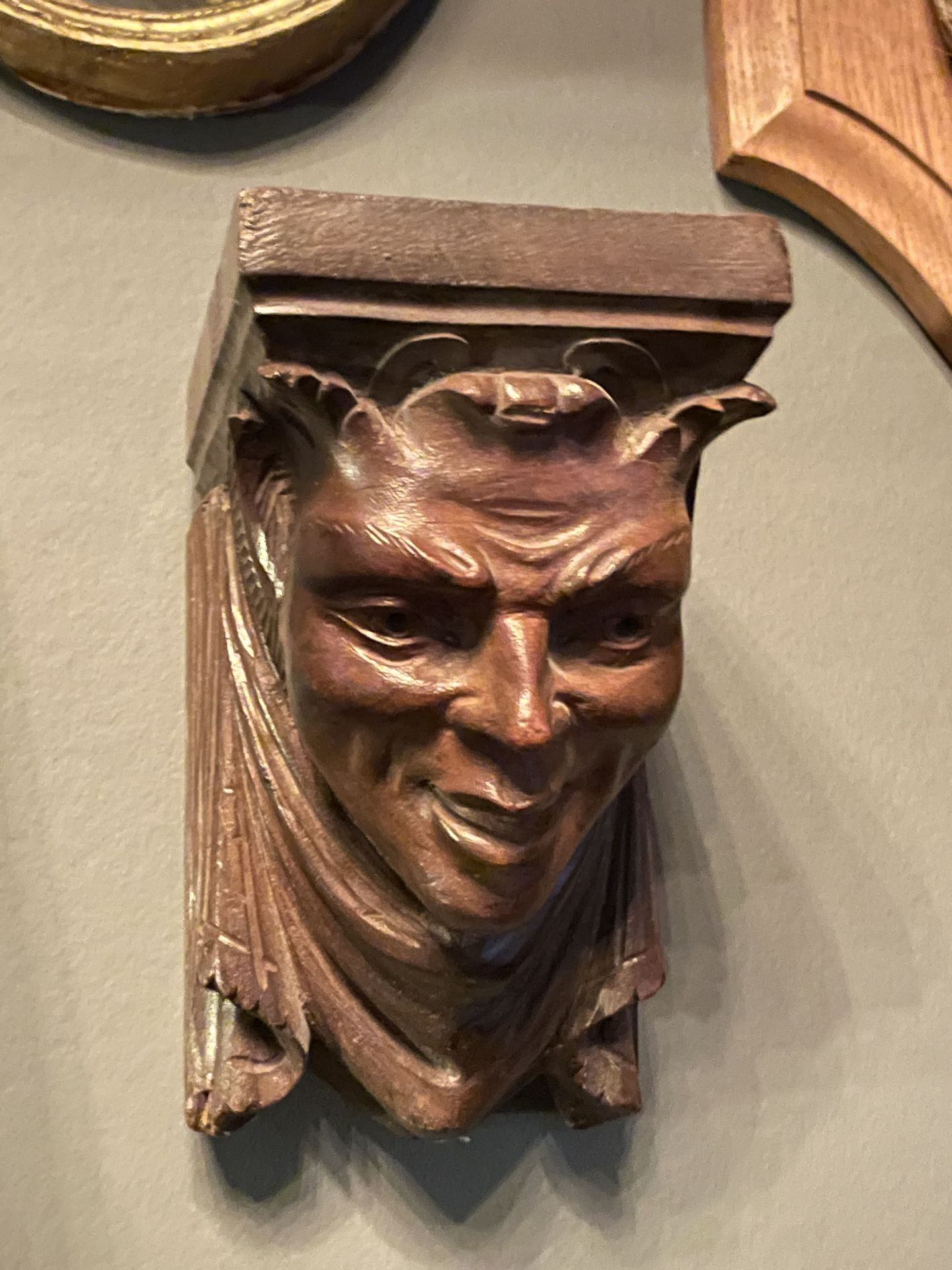 Null 雕刻的木制CONSOLE，代表一个垂下的魔鬼头。19世纪末和20世纪初。高16厘米。宽度为12厘米。