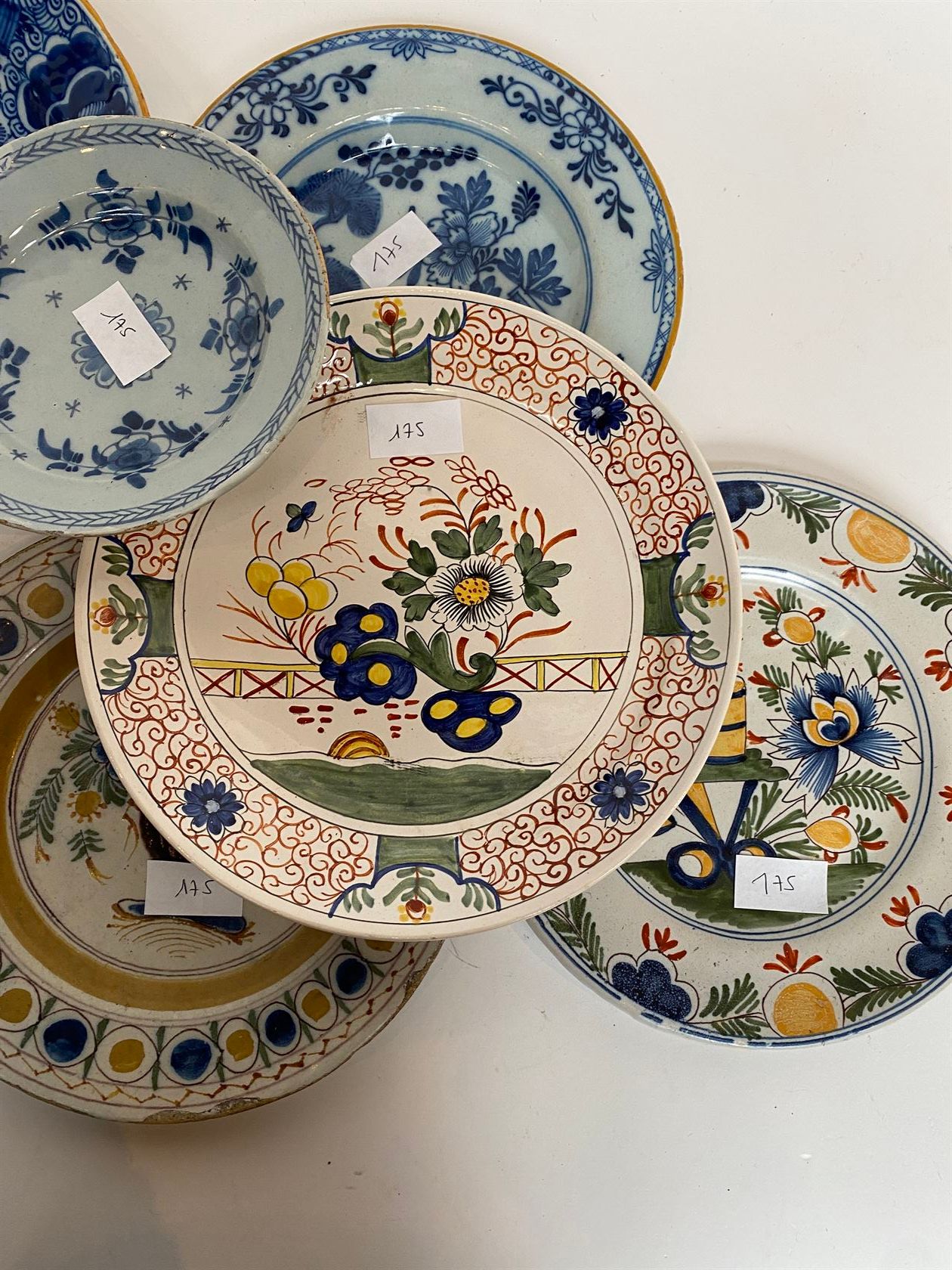 Null 
一组四个陶器盘子，上面有多色的花束和植物的装饰（一些小缺口）。DELFT，18和19世纪。直径26.5和23厘米。一个NEVERS陶器盘，上面装饰着&hellip;