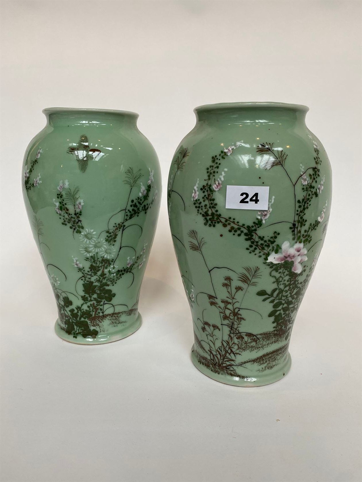 Null Coppia di vasi in porcellana celadon decorati con uccelli in rami fioriti. &hellip;