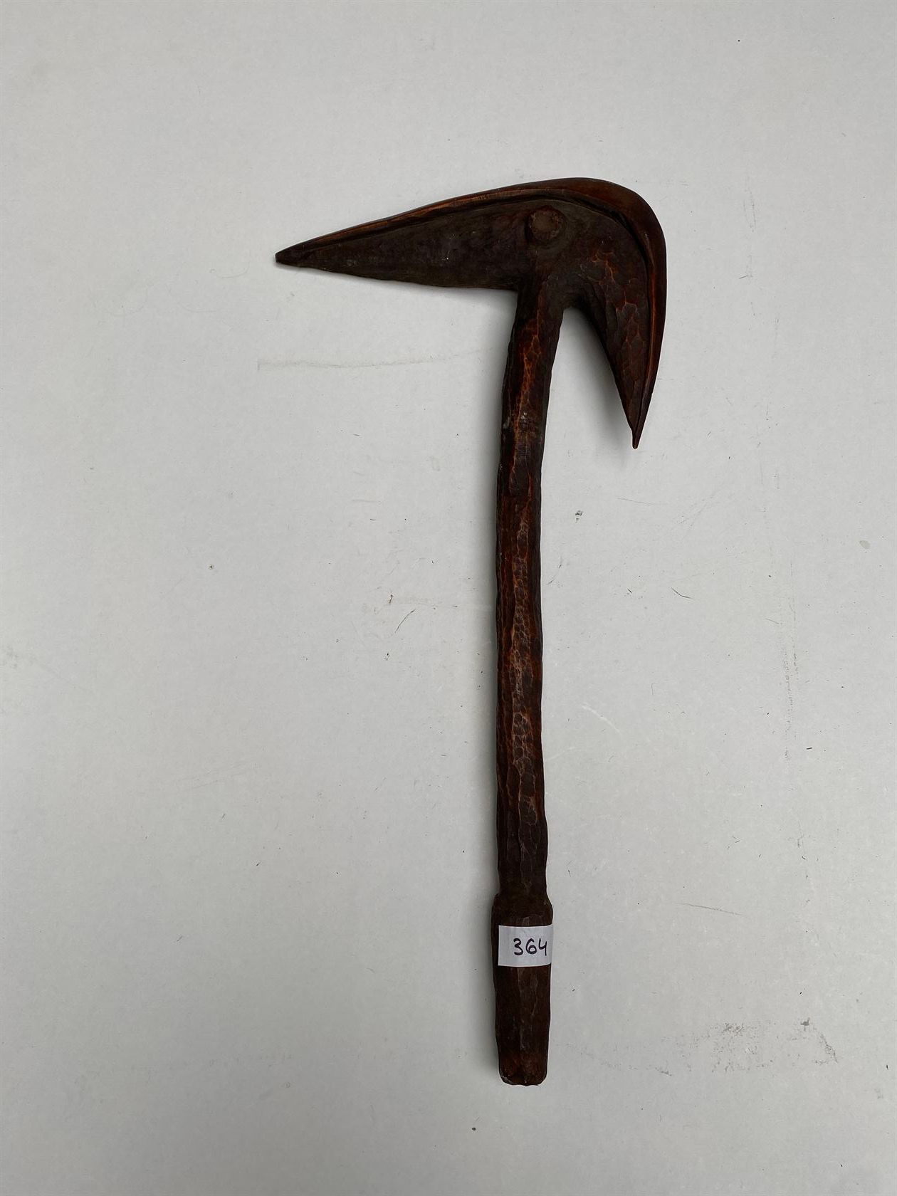Null 木制长矛，末端是卡古的喙的形状，手柄是古典的喀里多尼亚风格。卡纳克，新喀里多尼亚。高57厘米。