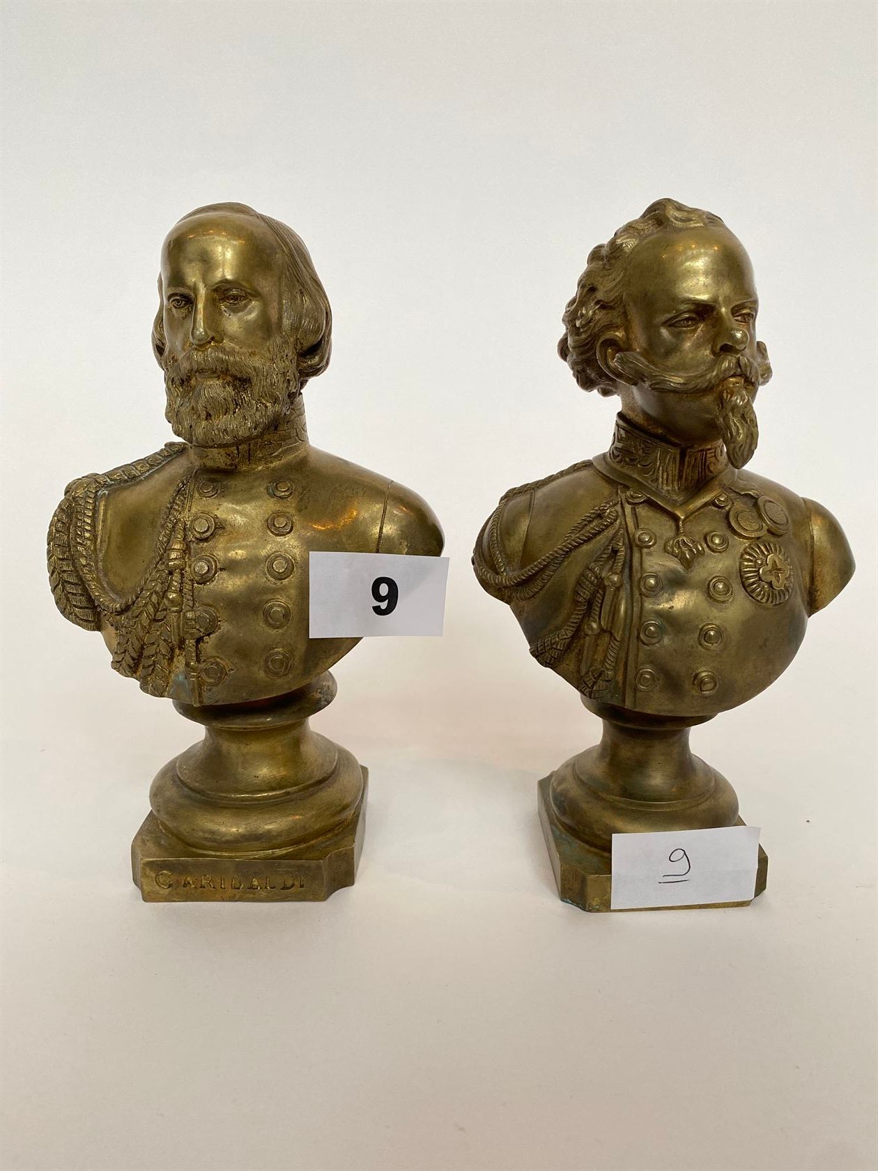 Null PAIRE DE BUSTES en bronze représentant Garibaldi et Victor-Emmanuel II, l’u&hellip;