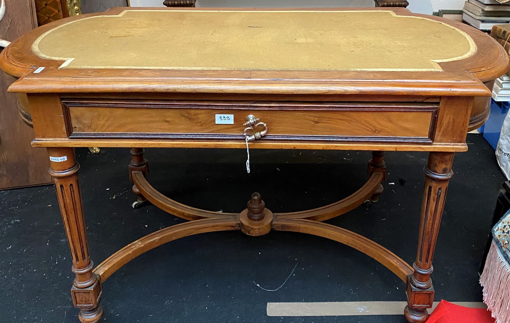 Null 一张路易十六风格的果木和木皮中桌，搁置在四个凹槽腿上，由一个X形支架连接，腰部开有一个抽屉，侧面呈弧形，顶部覆盖有天鹅绒。约1900年。高度为75厘米&hellip;