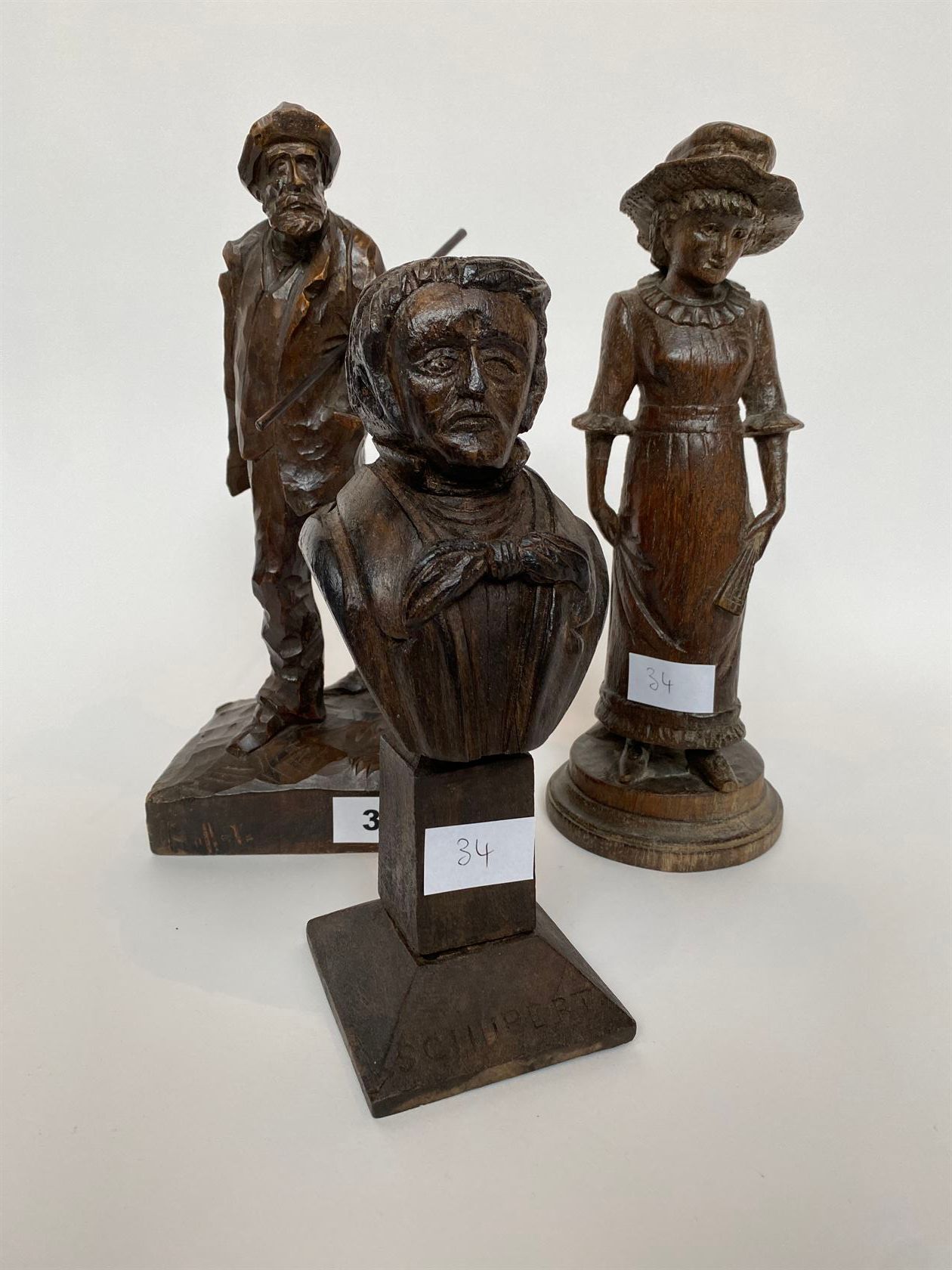 Null SET of three statuettes in carved wood representing a young woman with a fa&hellip;