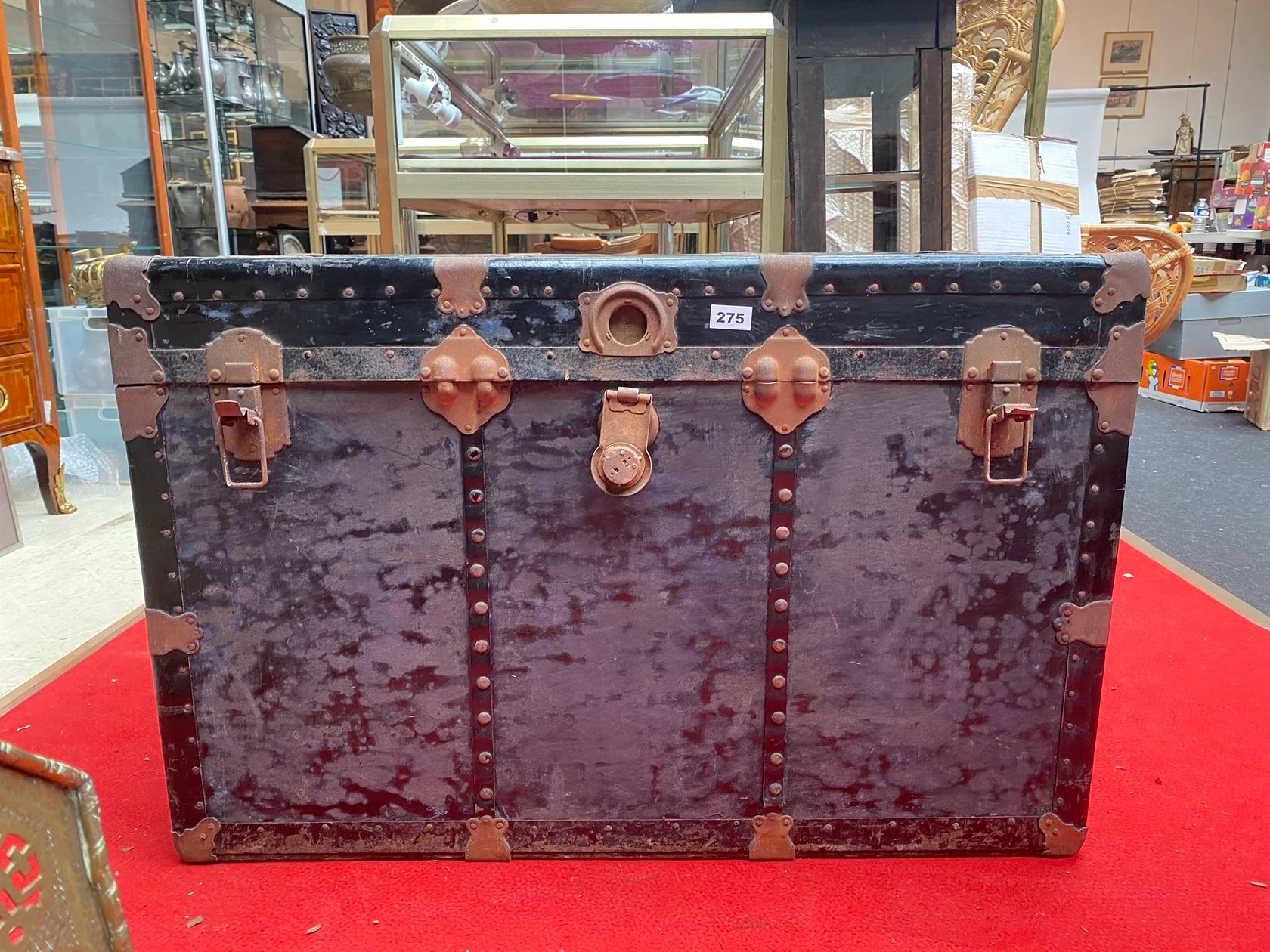 Null 重要的是发黑的木质旅行箱，带有铁板，正面有黄铜装饰和钉子，两个皮革侧把手（氧化和磨损）。19世纪末至20世纪初。 高64厘米。长98厘米。宽度53厘米&hellip;