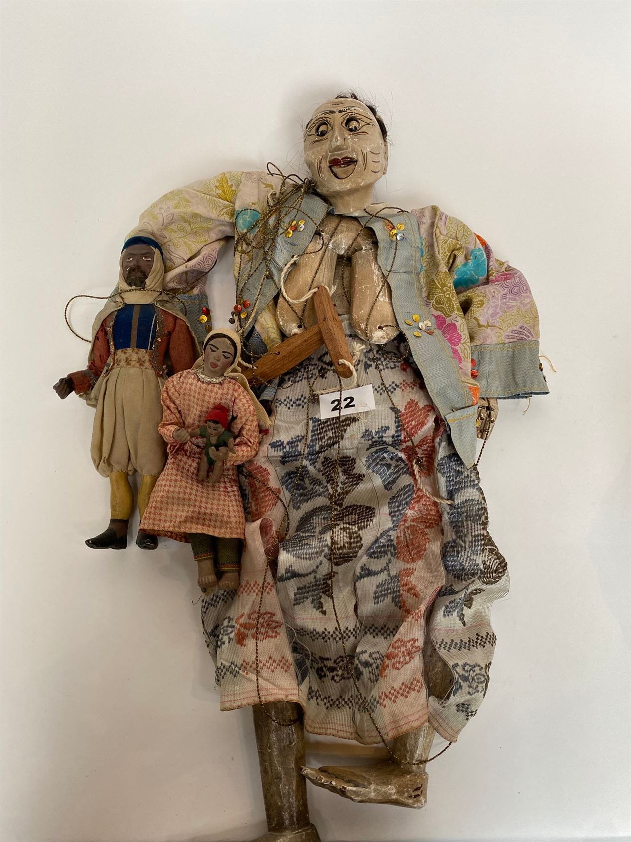 Null 木制铰链和多色木偶，代表一个穿衣的人物（东南亚），附有两个煮熟的纸板娃娃，代表两个东方人。木偶的高度为51厘米。娃娃的高度为22和17厘米。