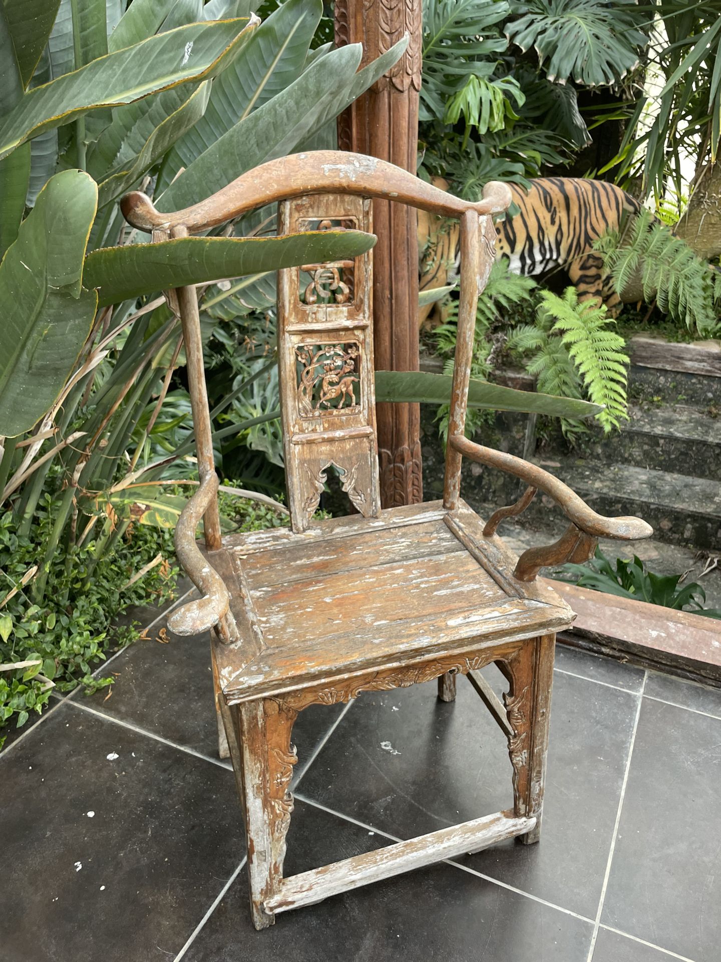 Null 一把榆木 "鸳鸯 "扶手椅，雕刻着植物图案，扶手有强烈的弧度，背部装饰着一个符号和一只风景中的鹿。中国，20世纪。高118厘米。