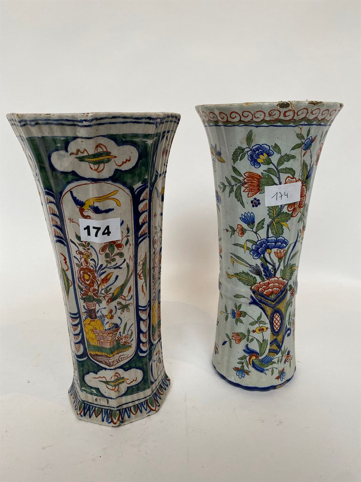 Null 
多色陶器中的角，装饰有鸟类和中国花瓶的徽章，标记。DELFT 18世纪末-19世纪初。另一个DESVRES的花瓶（损坏）。高31.5厘米。