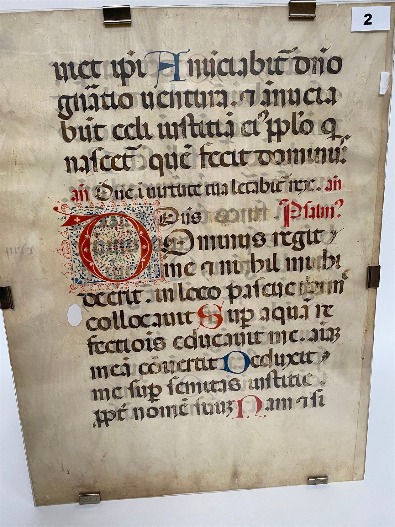 Null 多色增强的反诗页上有字。15世纪时期。附上一页18世纪初的手稿（事故和缺失部分）。反语页的尺寸为55 x 42厘米。