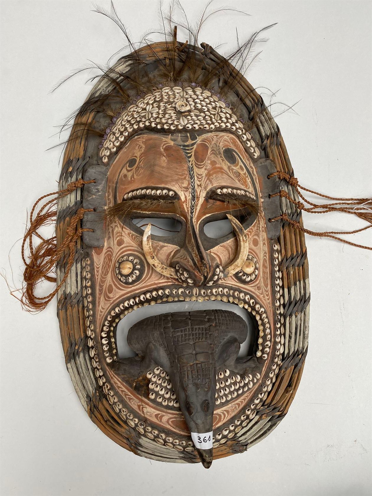 Null Savi "防护面具，舌头伸出，呈鳄鱼形状。木材、纤维、贝壳、多色性、野猪獠牙。巴布亚新几内亚Mindimbit，高70厘米。