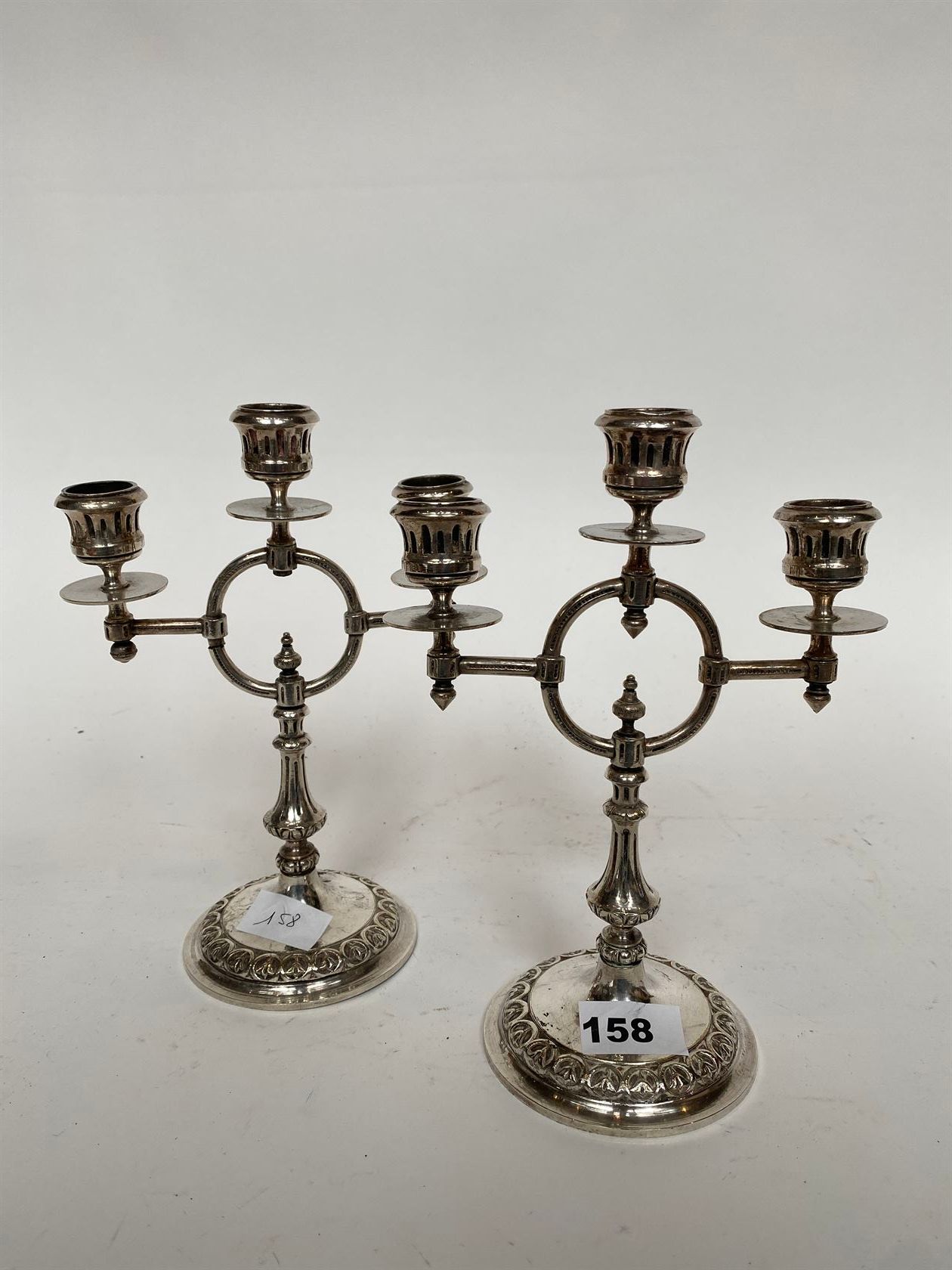 Null Coppia di cavatappi argentati a tre luci in stile eclettico. Circa 1900. Al&hellip;