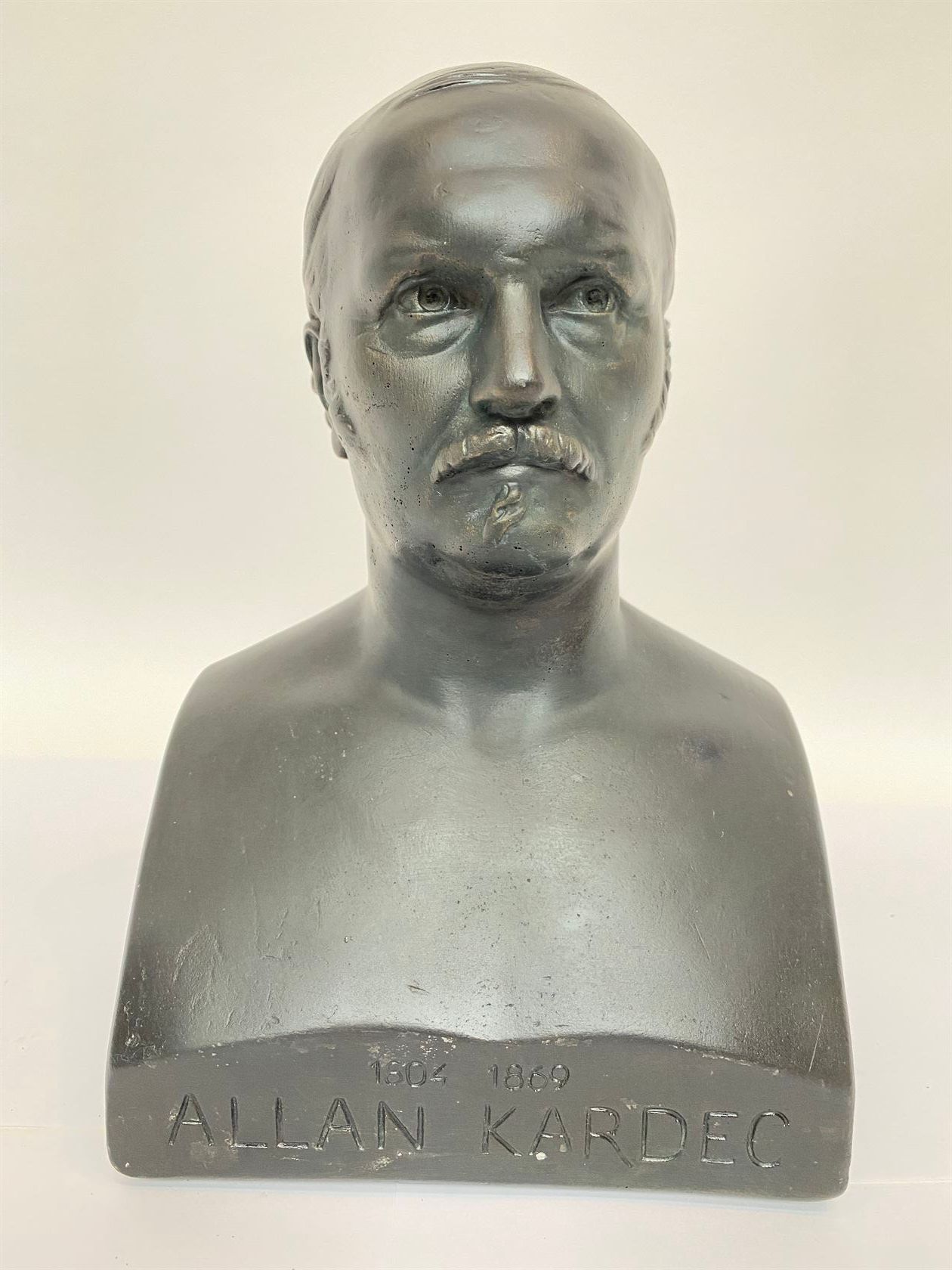 Null 保罗-加布里埃尔-卡佩拉罗（1826-1899）：代表阿兰-卡德克（1804-1869）的棕色石膏和青铜雕像，有注释。高27厘米。

拉雪兹公园的半身&hellip;