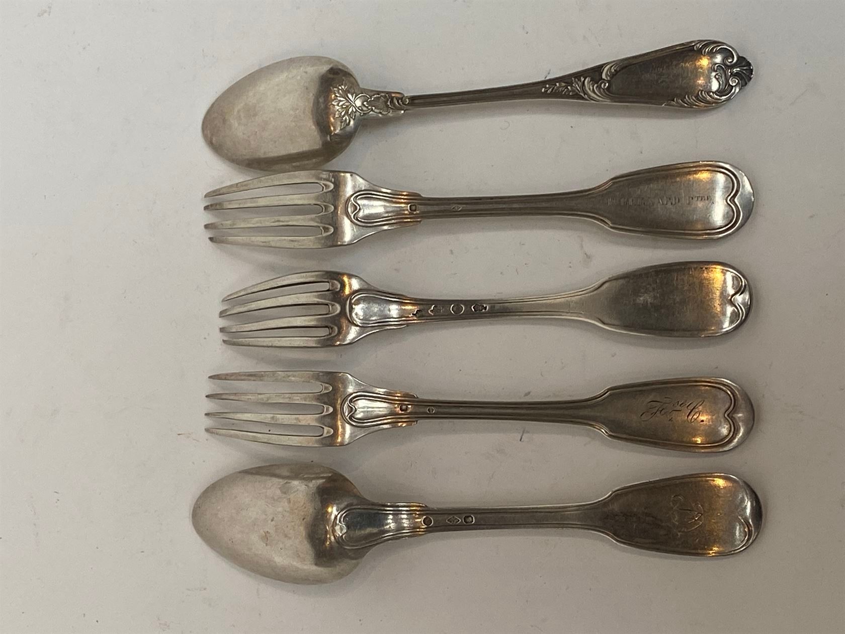 Null 三把银制的FOURCHETTES和两把勺子，印有Minerve Vieillard的标志，其中一把叉子是十八世纪末的巴黎。Pds.362 g.