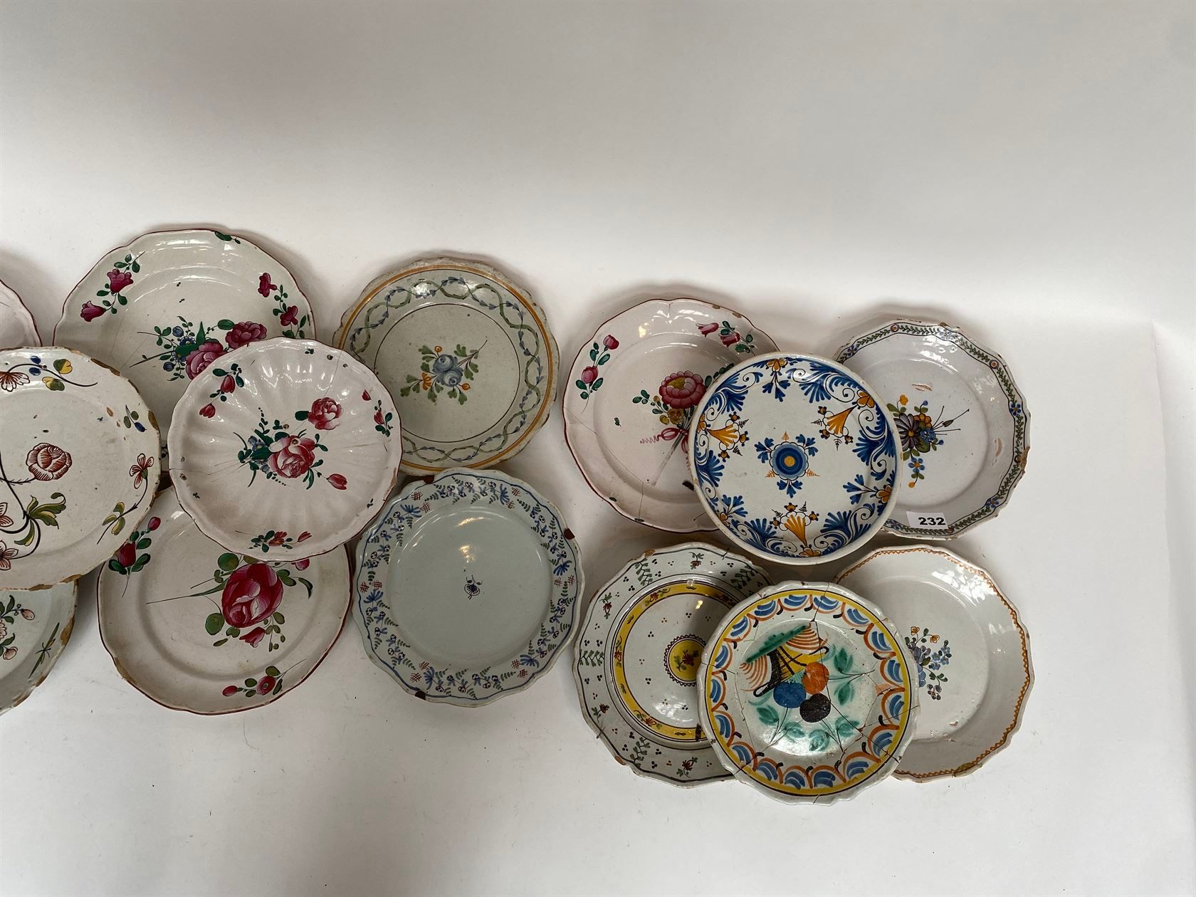 Null 一组18个装饰有花束的多色陶器盘子（事故和缺件）。法国东部--中心，18和19世纪。最重要的板块直径为24厘米。