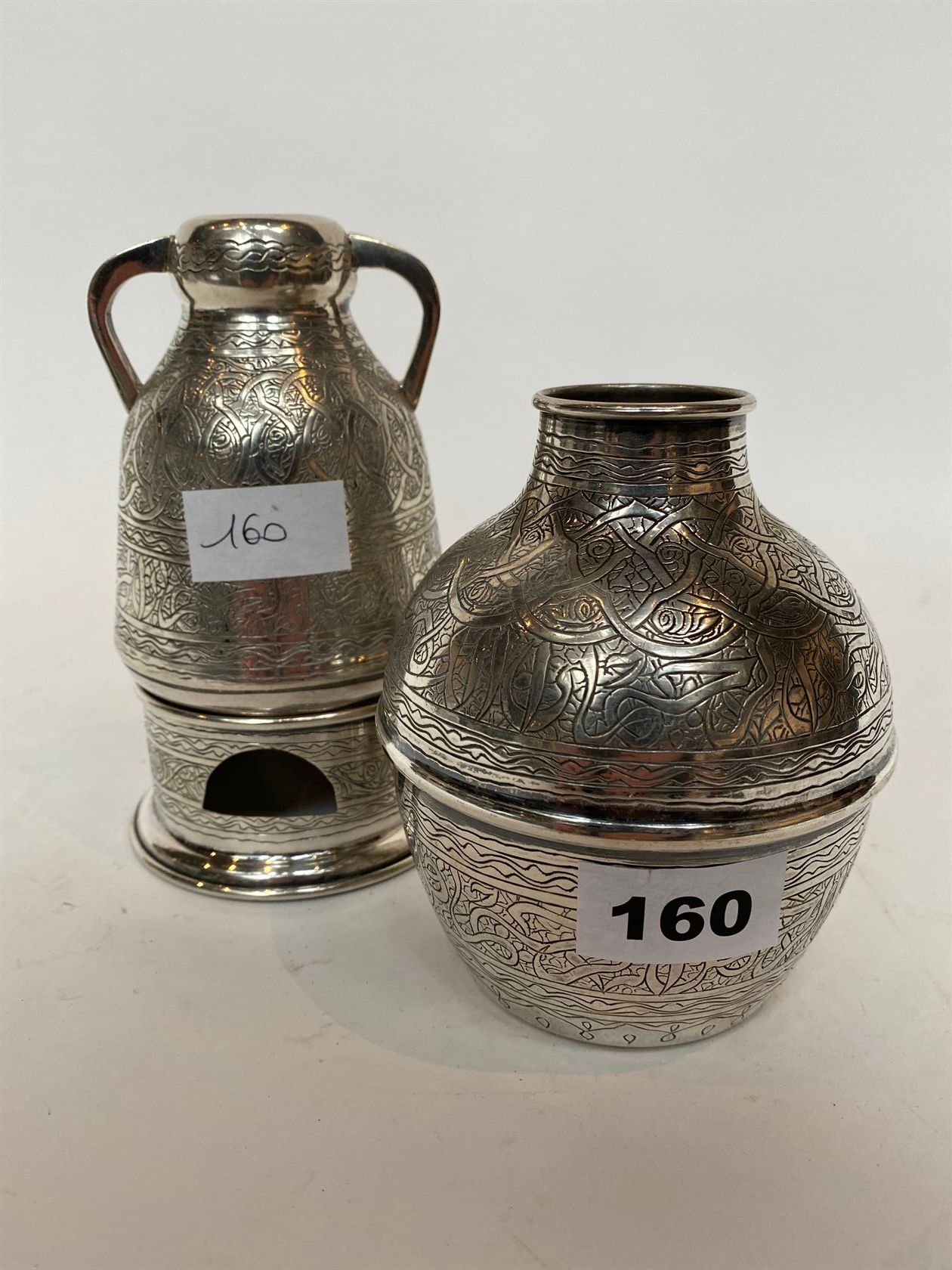 Null 
ENSEMBLE de deux vases et d’une base de narguilé en argent bas titre ou mé&hellip;