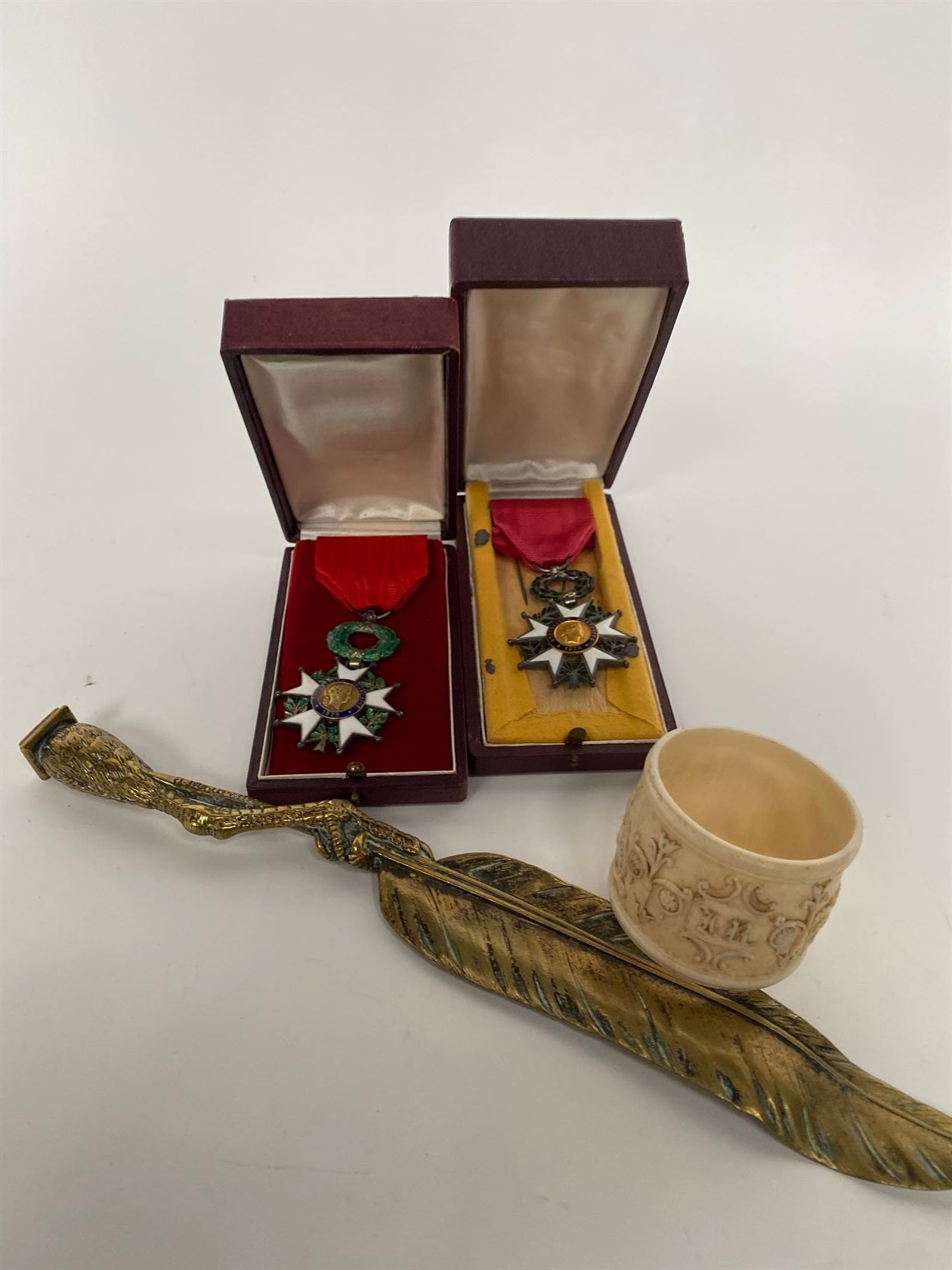 Null 
拍品包括一枚银质和珐琅质的Chevalier de la Légion d'Honneur奖章（装在箱子里），一枚银质的Légion d'Honne&hellip;