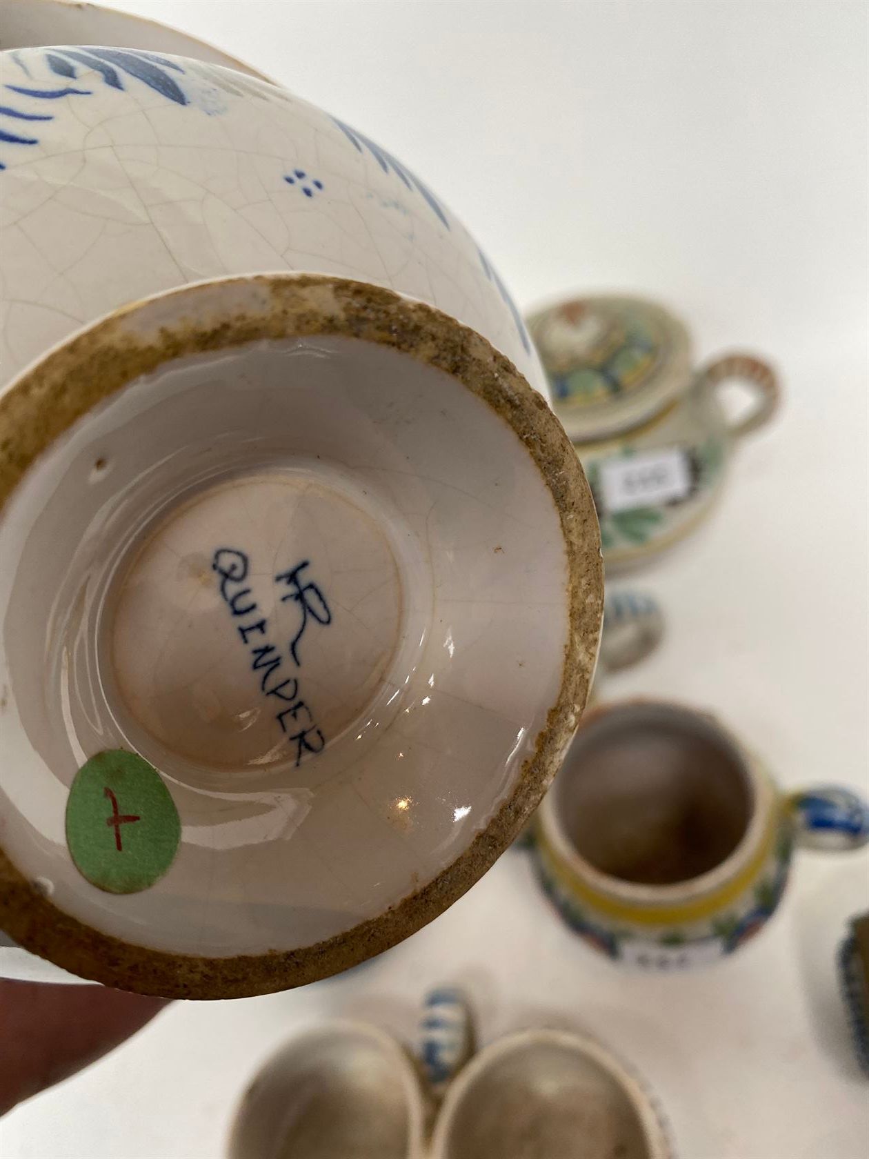 Null 一组多色流行陶器，包括三个油盆，四个坩埚，两个带把手的壶，两个有盖的壶，一个墨水瓶和一个Denbac花瓶（事故和缺失部分）。19世纪。Denbac花瓶&hellip;