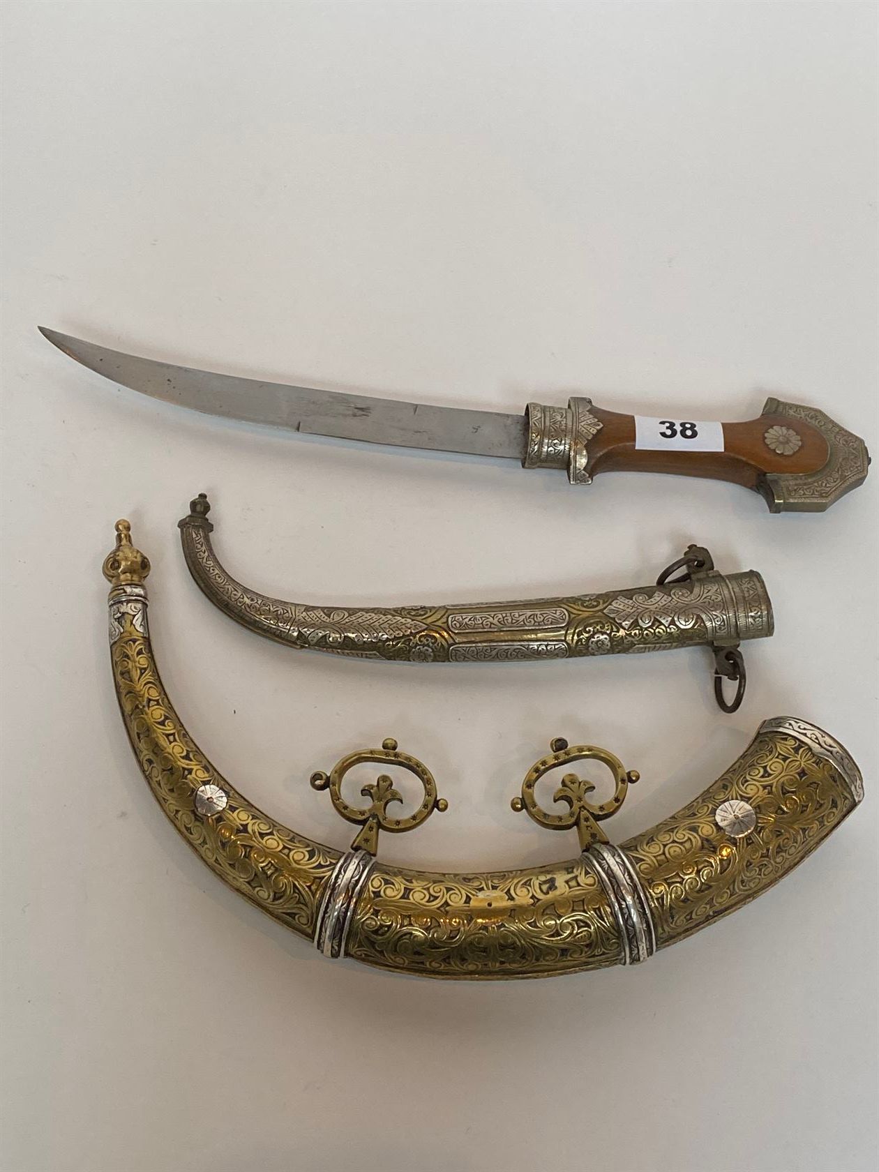 Null 摩洛哥的旋钮叫Koumya，由镀银金属、黄铜和木材制成。附有一个压印有卷轴装饰的黄铜火药瓶。带刀鞘的长度为39厘米。