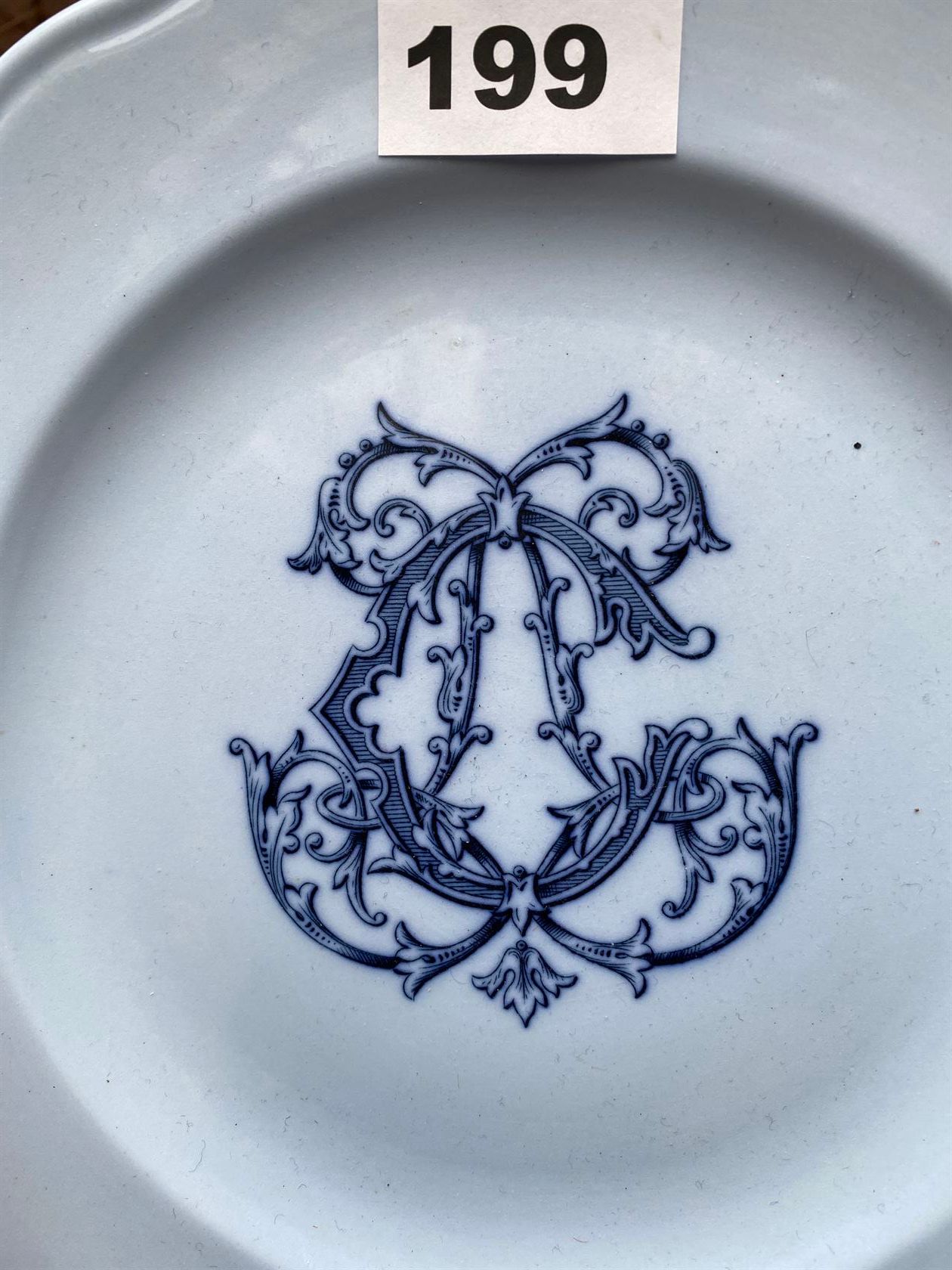 Null 一套天蓝色背景的英国陶器餐具，编号为AC，边缘有多棱角。它包括12个甜点盘，11个餐盘，一个沙拉碗，一个深盘和一个椭圆盘（一个小碎片）。19世纪晚期。&hellip;