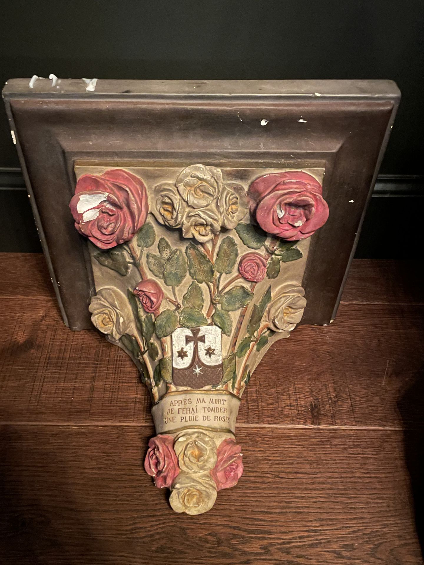 Null 多色石膏彩绘的控制台，装饰有玫瑰花束和纹章，注有 "在我死后，我会让玫瑰花雨飘落"（一定是属于利雪的圣母雕像，有些意外，缺少鲜花）。20世纪初。高32&hellip;