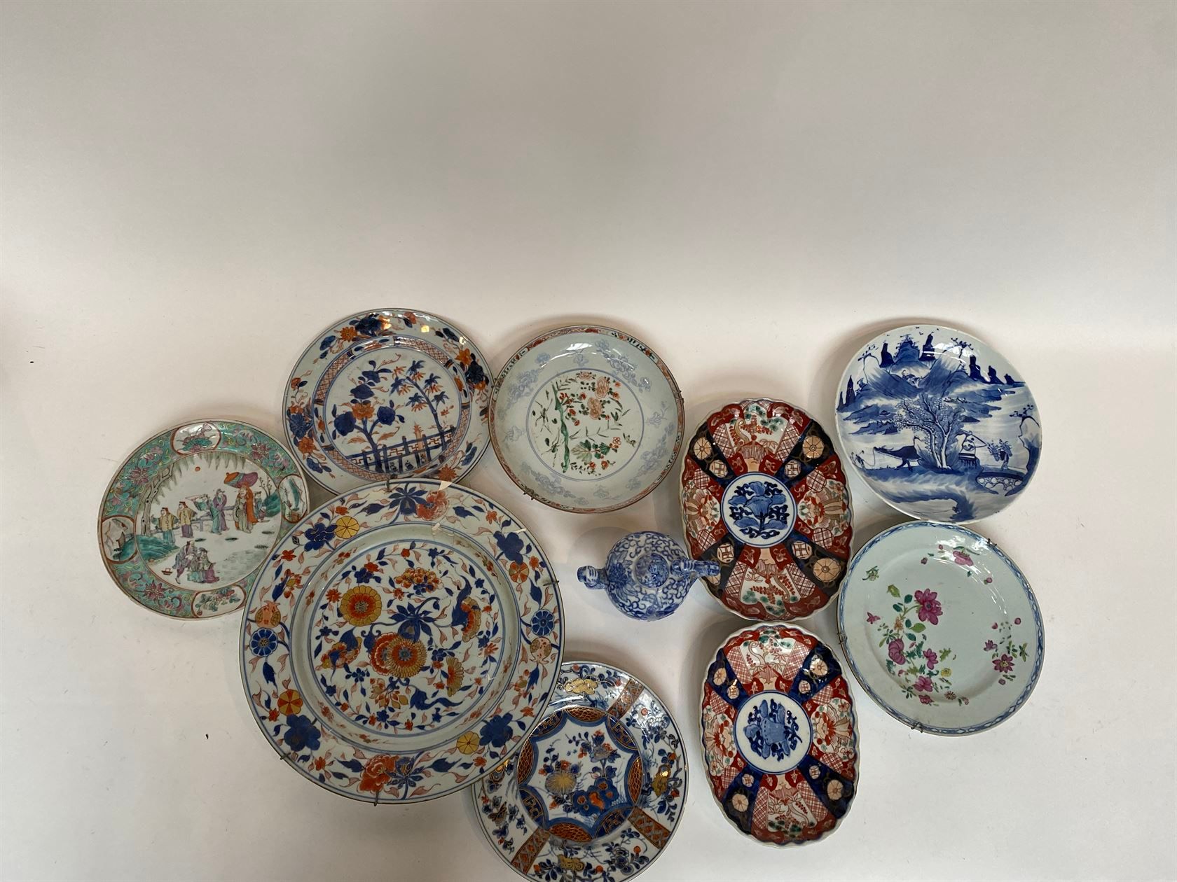 Null 一组六个盘子，一个碟子，两个碟子和一个小茶壶的瓷器（有些缺口和裂缝）。中国和日本，18、19和20世纪初。 直径从32到15厘米。