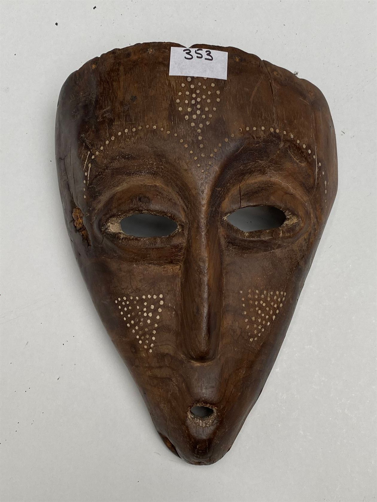 Null 雕刻的木制面具，有疤痕和镶嵌装饰。LEGA风格，刚果民主共和国。高28厘米。宽度为23厘米。