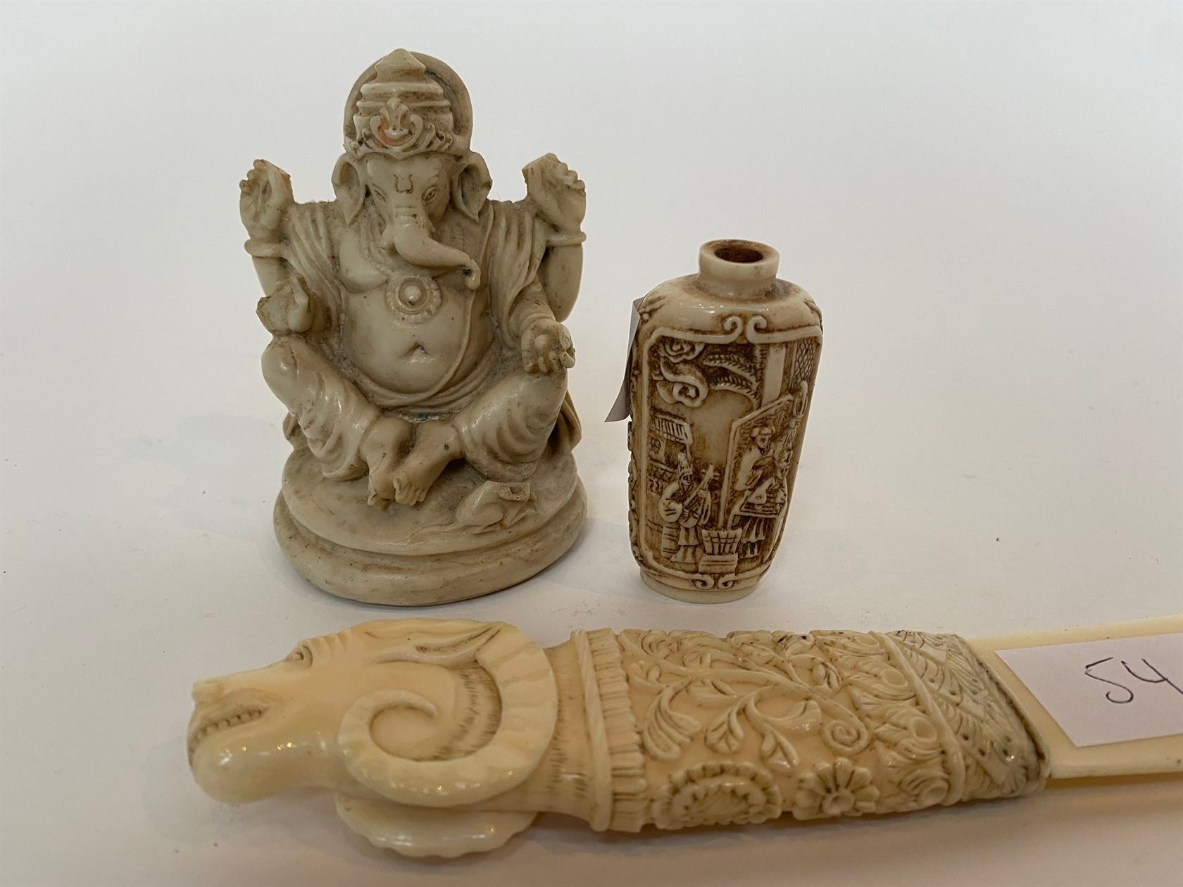 Null LOT comprenant une statue de Ganesh en résine, une spatule en os à décor d’&hellip;